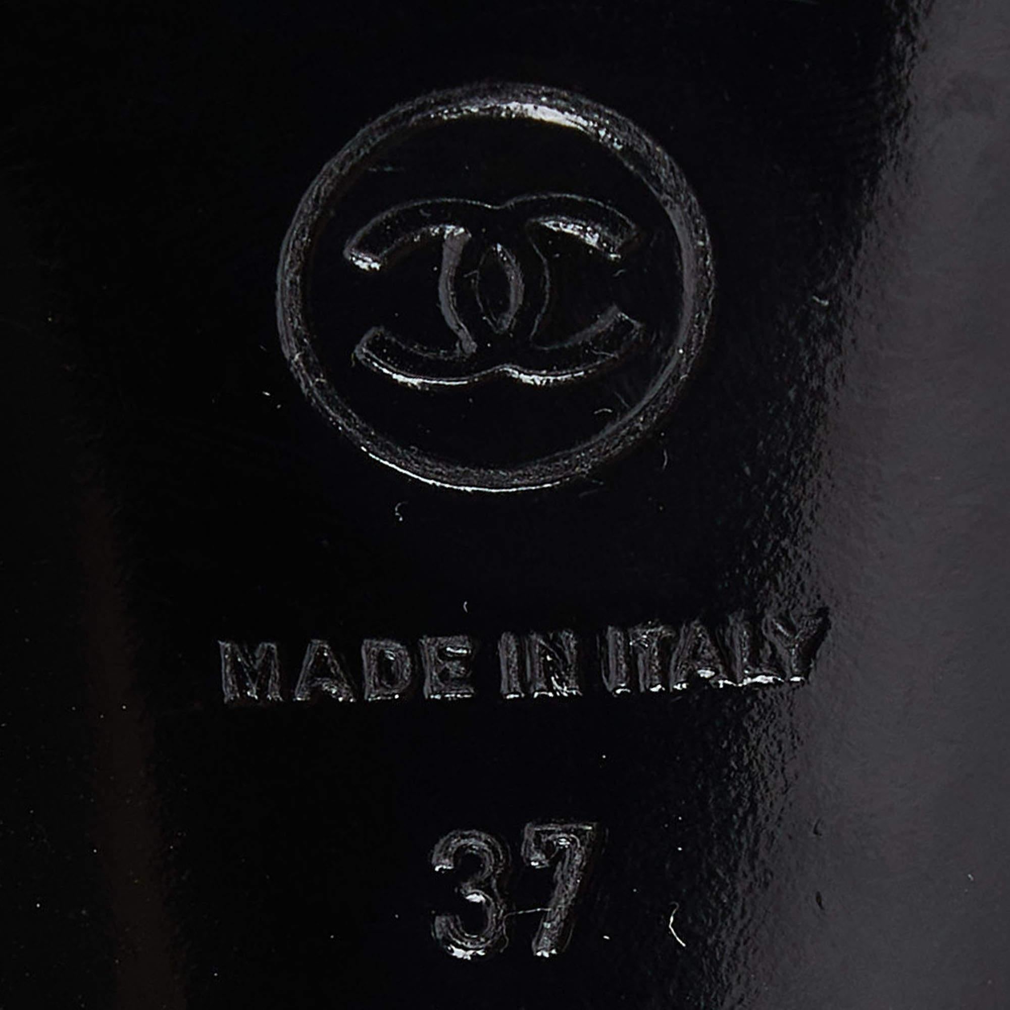 Chanel - Sandales à talon en cuir verni perforé noir - Taille 37 en vente 3