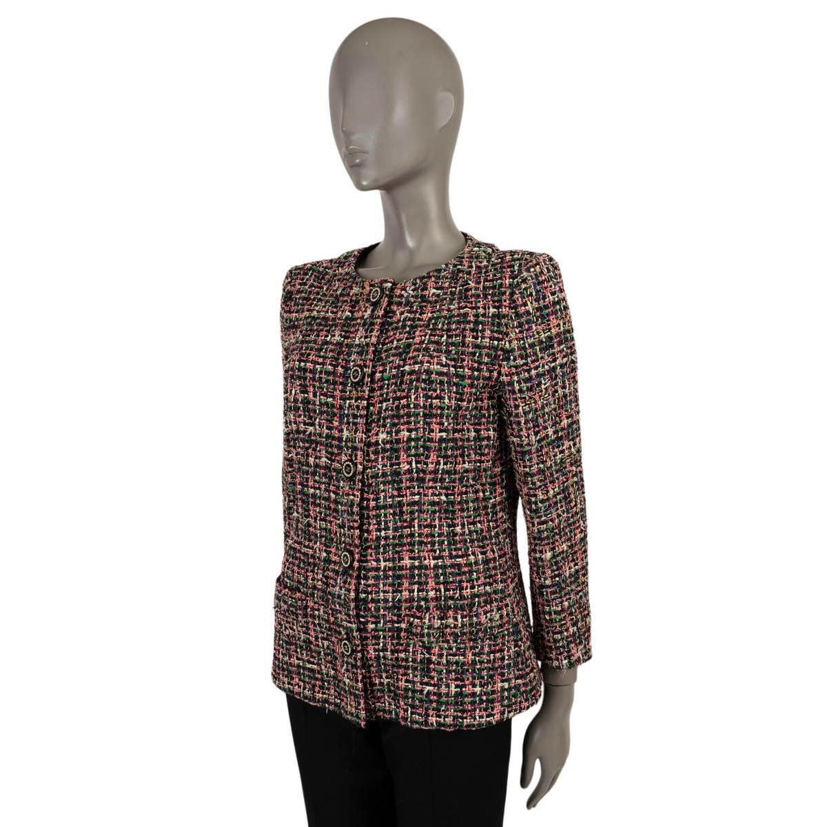 Veste en tweed sans col 100% authentique de Chanel en polyamide rose, noir, vert, bleu et jaune (47%), polyester (28%), viscose (9%), coton (8%), laine (5%) et polyuréthane (3%). Le modèle comporte cinq boutons beige-or CC et ornés de perles, un