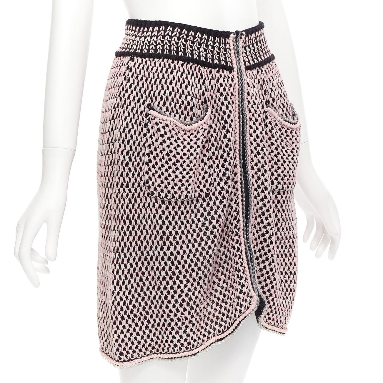 CHANEL black pink silk cotton blend tweed knit rubber braid trim skirt FR36 S
Reference: TGAS/D00941
Brand: Chanel
Designer: Karl Lagerfeld
Material: Silk, Cotton, Blend
Color: Pink, Black
Pattern: Tweed
Closure: Zip
Extra Details: Front and back