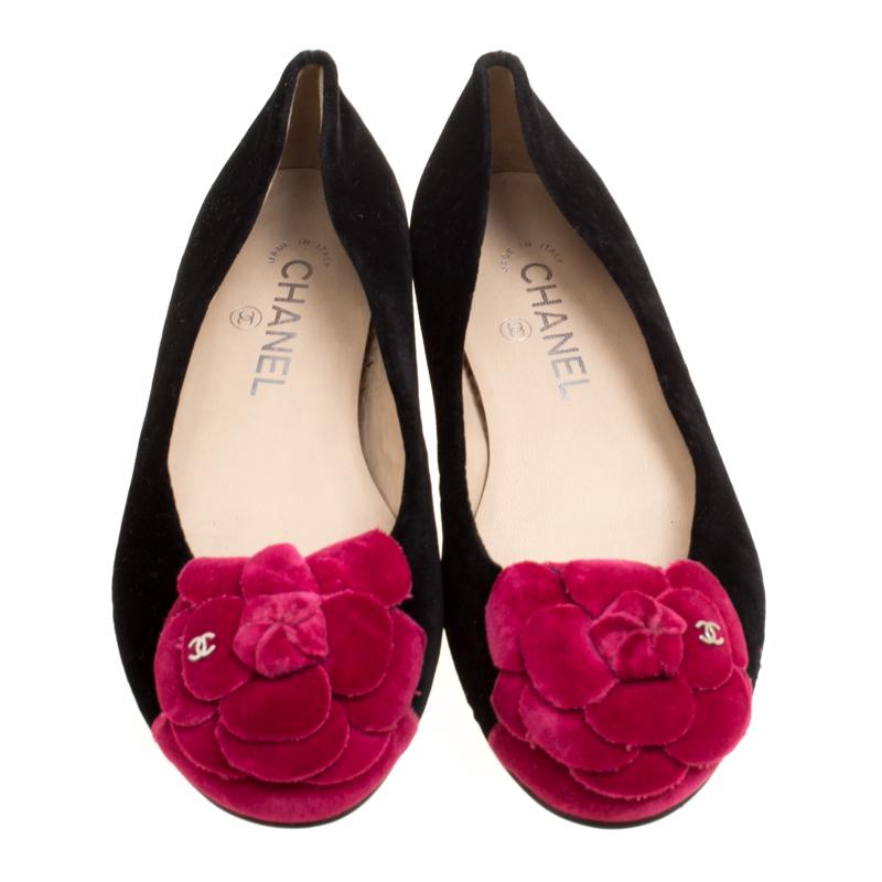 How gorgeous do these ballet flats from Chanel look! The black flats are crafted from velvet and feature round toes with a beautiful pink Camelia flower and the signature CC logo in silver-tone on them. Comfortable leather lined insoles complete