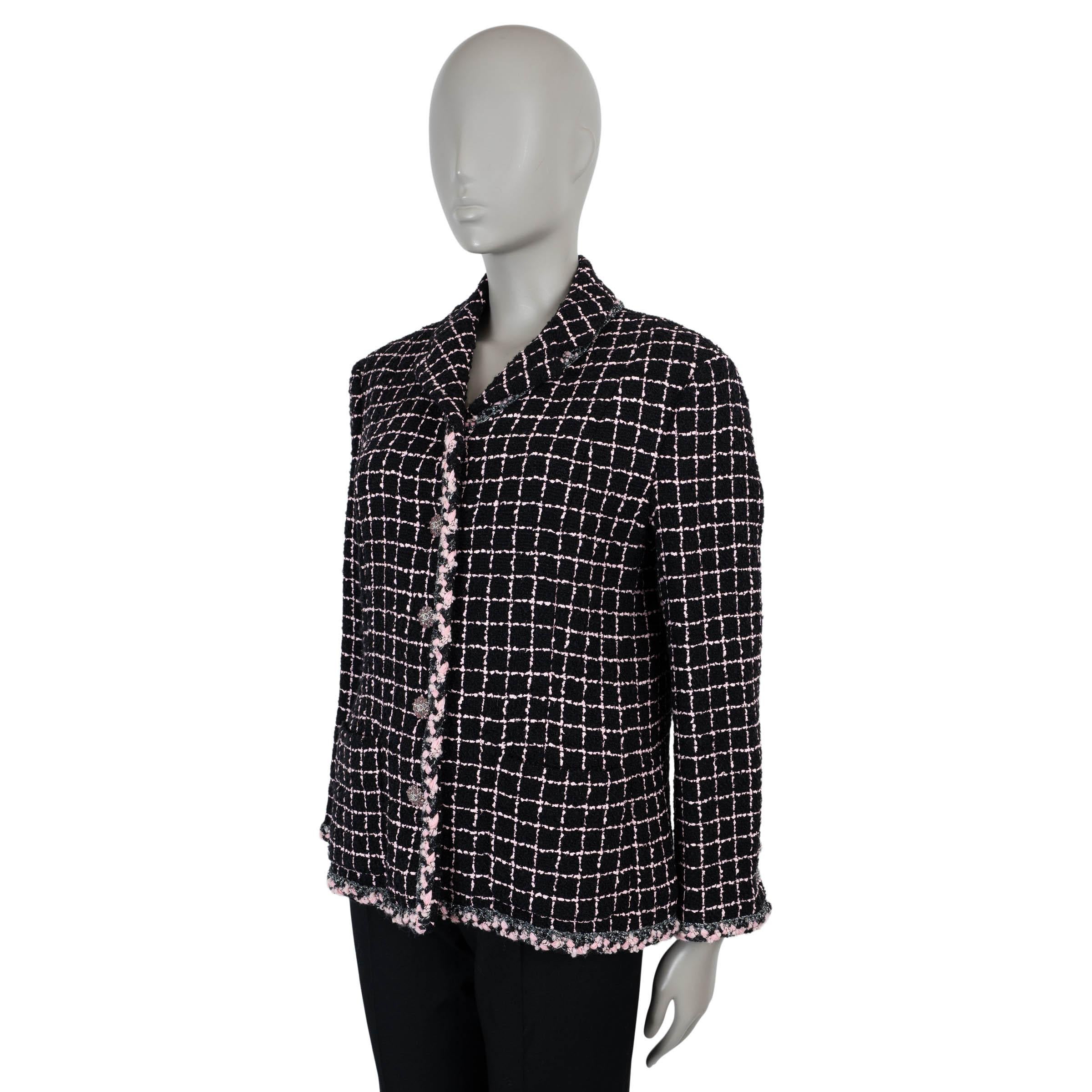Esta chaqueta 100% auténtica de Chanel en tweed negro y rosa pálido está confeccionada con una lujosa mezcla de lana (84%), poliamida (11%), poliuretano (3%) y acrílico (2%), y presenta un refinado estampado de rejilla. La silueta entallada incluye