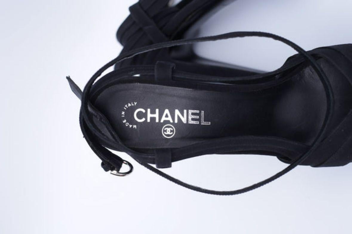 Chaussures à plateforme noires Chanel, taille 40 en vente 5