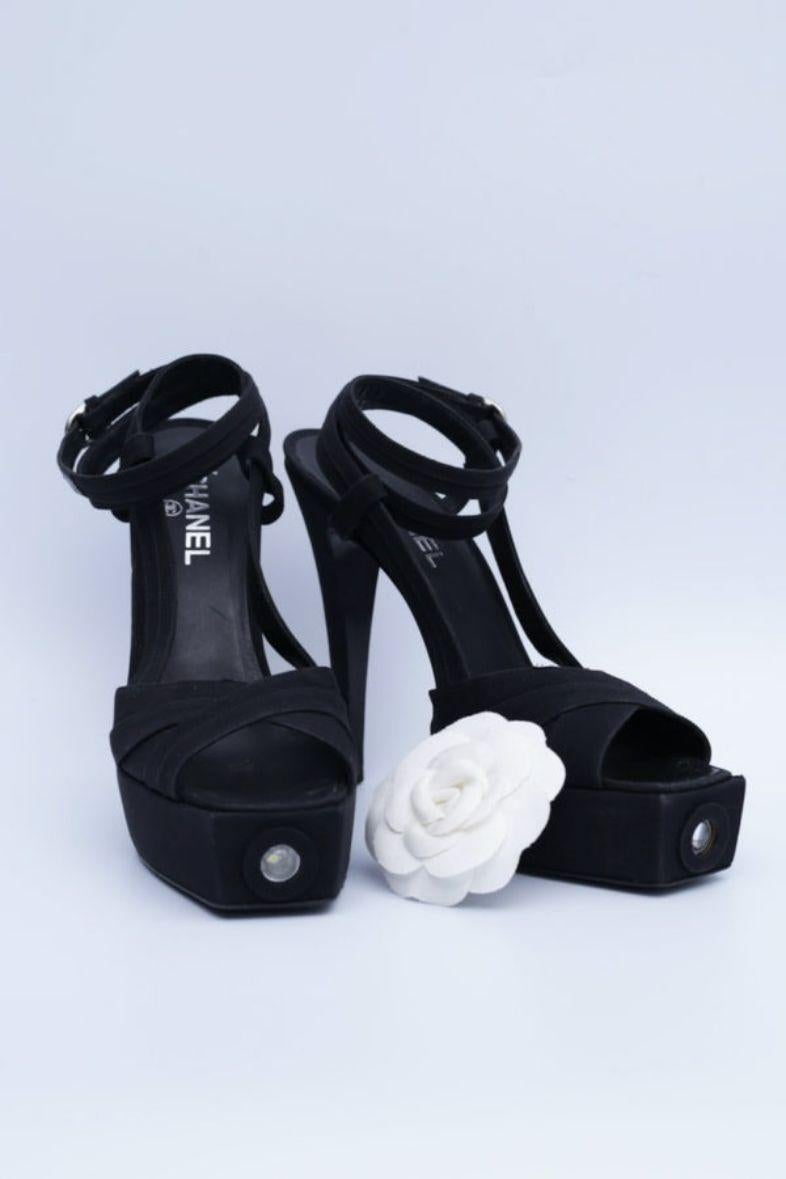 Chaussures à plateforme noires Chanel, taille 40 en vente 7