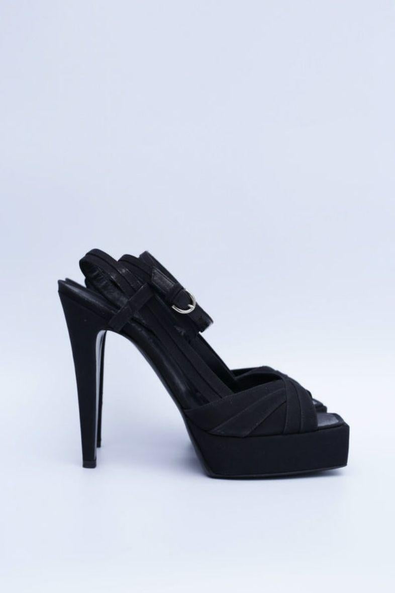 Chanel (Made in Italy) Chaussures à plateforme en tissu noir se fermant par une lanière autour de la cheville. Taille 40.

Informations complémentaires : 
Dimensions : Talon : 14 cm (5.5 in) - Plate-forme : 3,5 cm (1,37 in)
Condit : Très bon