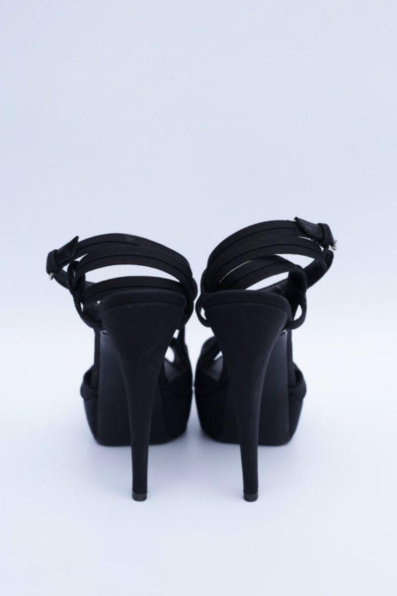 Noir Chaussures à plateforme noires Chanel, taille 40 en vente