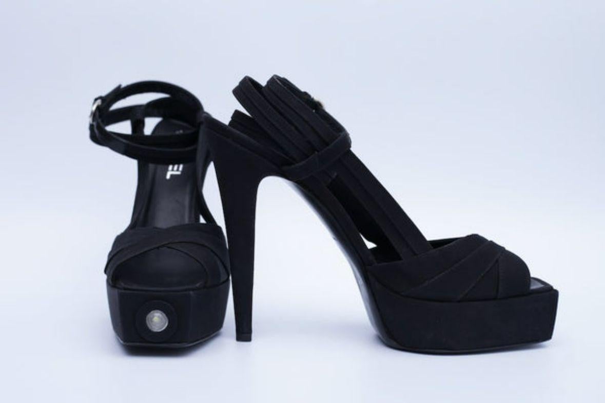Chaussures à plateforme noires Chanel, taille 40 en vente 1