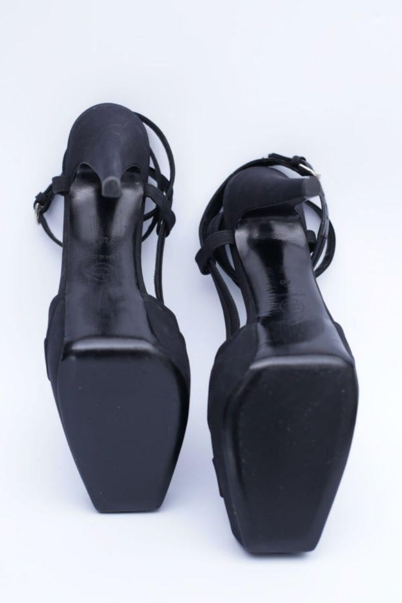 Chaussures à plateforme noires Chanel, taille 40 en vente 2
