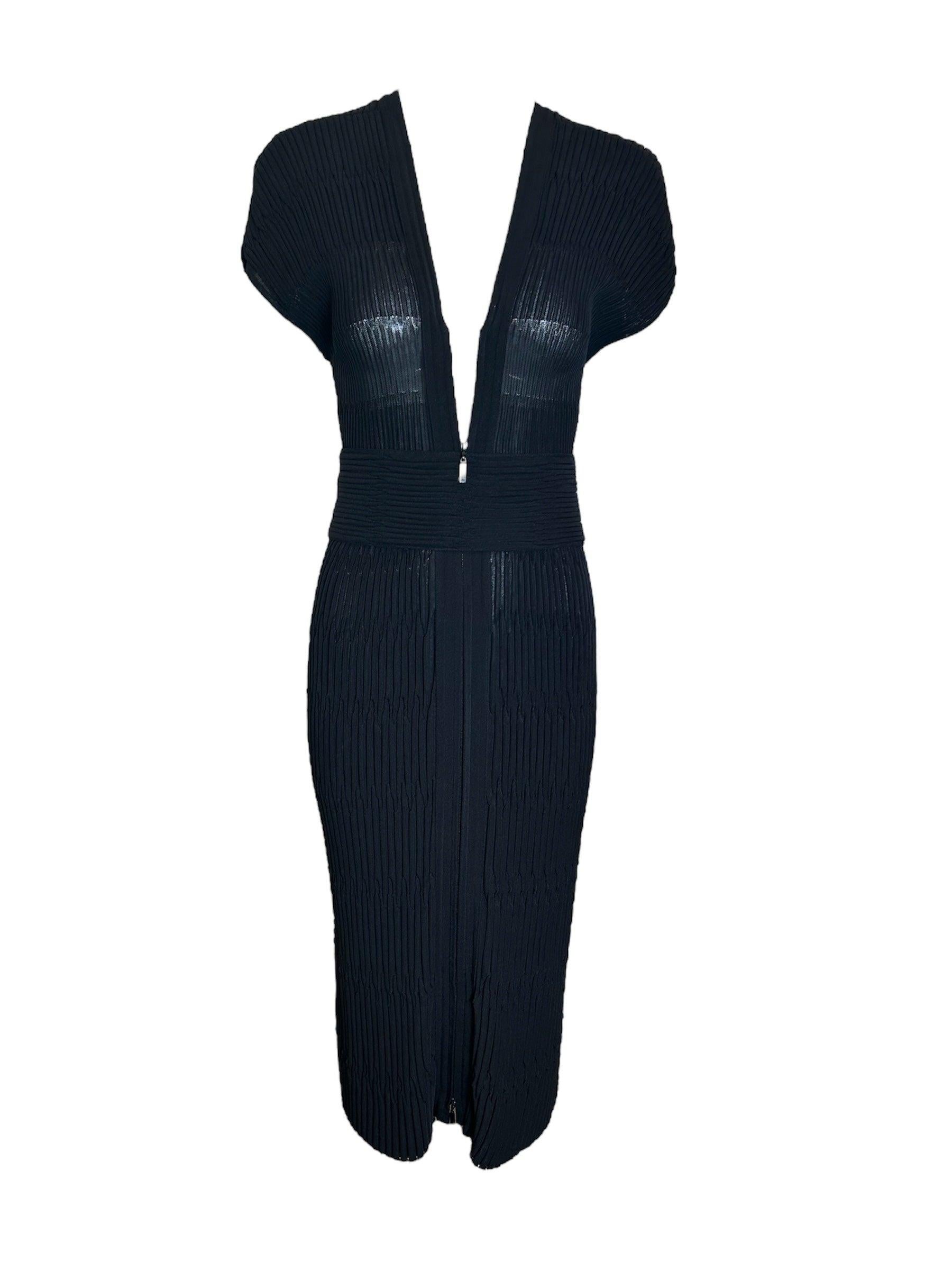 Un abito di Chanel che è un bodycon e può essere utilizzato anche come elegante capo da sera. La scollatura drammatica porta l'attenzione sulla vita, dove una cintura nera auto-piegata è una fascia che stringe. Doppia cerniera frontale lungo tutta