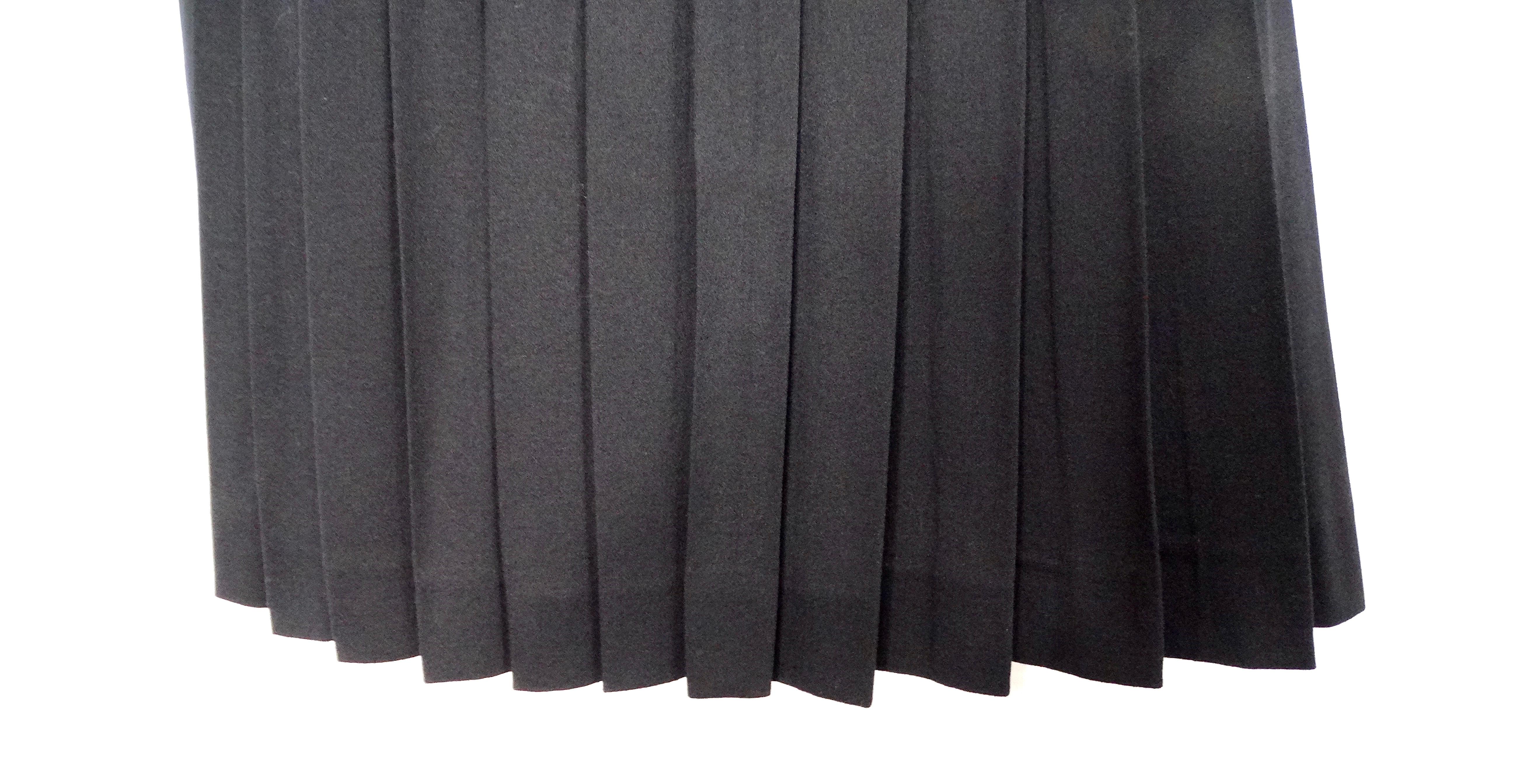 Chanel Falda Midi Plisada Negra Con Abertura circa años 80 en Bueno estado para la venta en Scottsdale, AZ