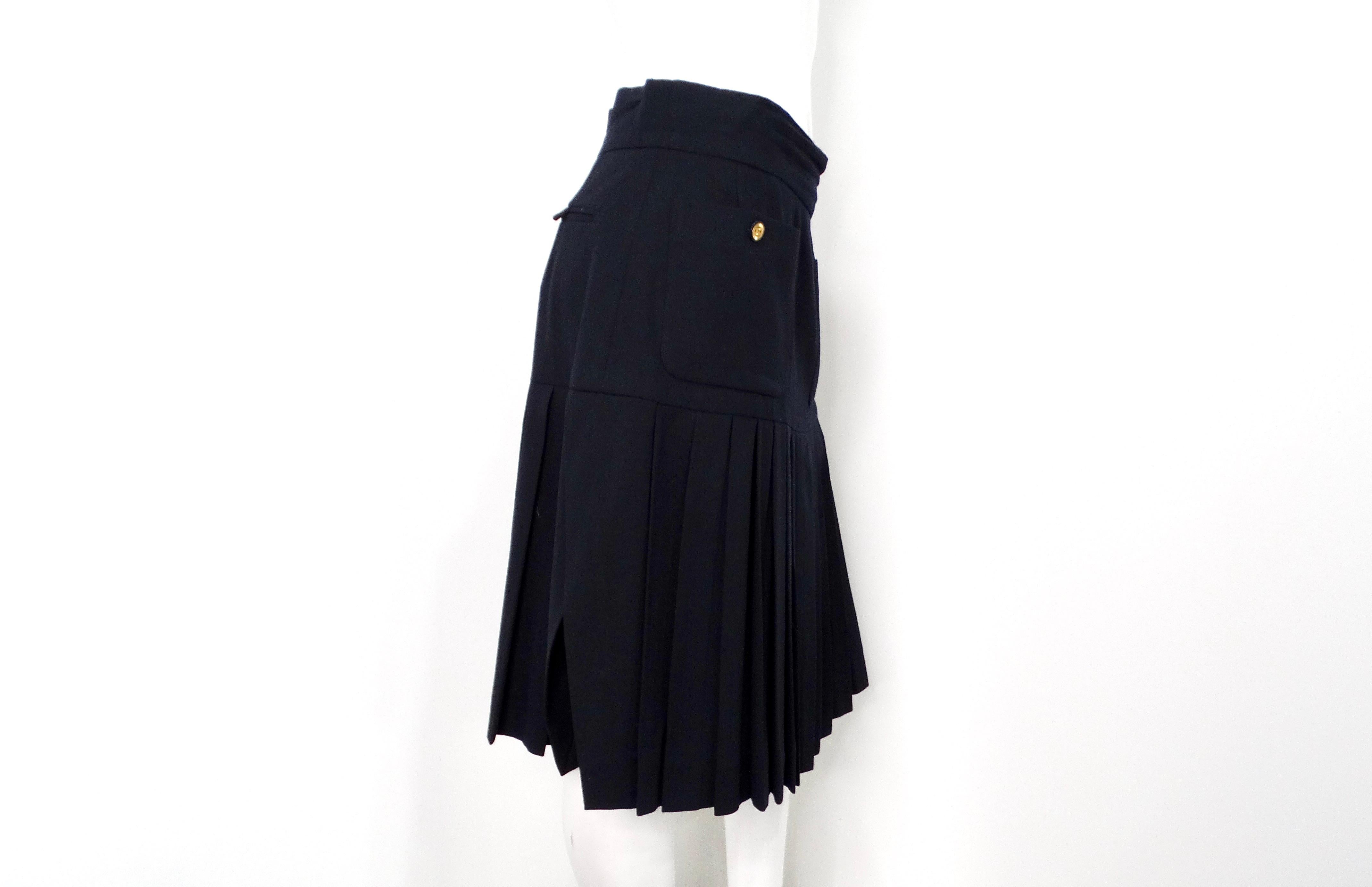 Chanel Falda Midi Plisada Negra Con Abertura circa años 80 en venta 2