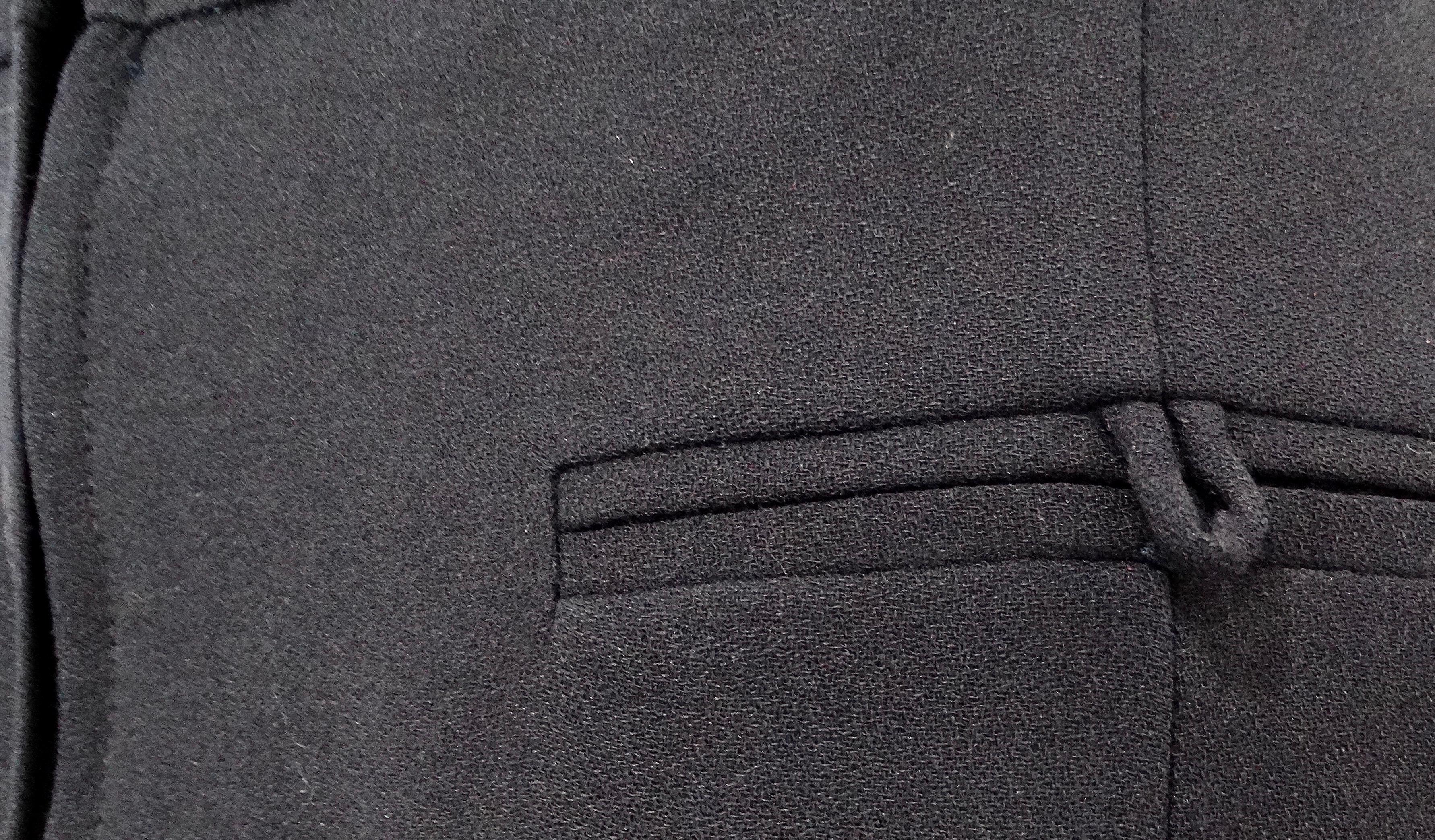 Chanel Falda Midi Plisada Negra Con Abertura circa años 80 en venta 3