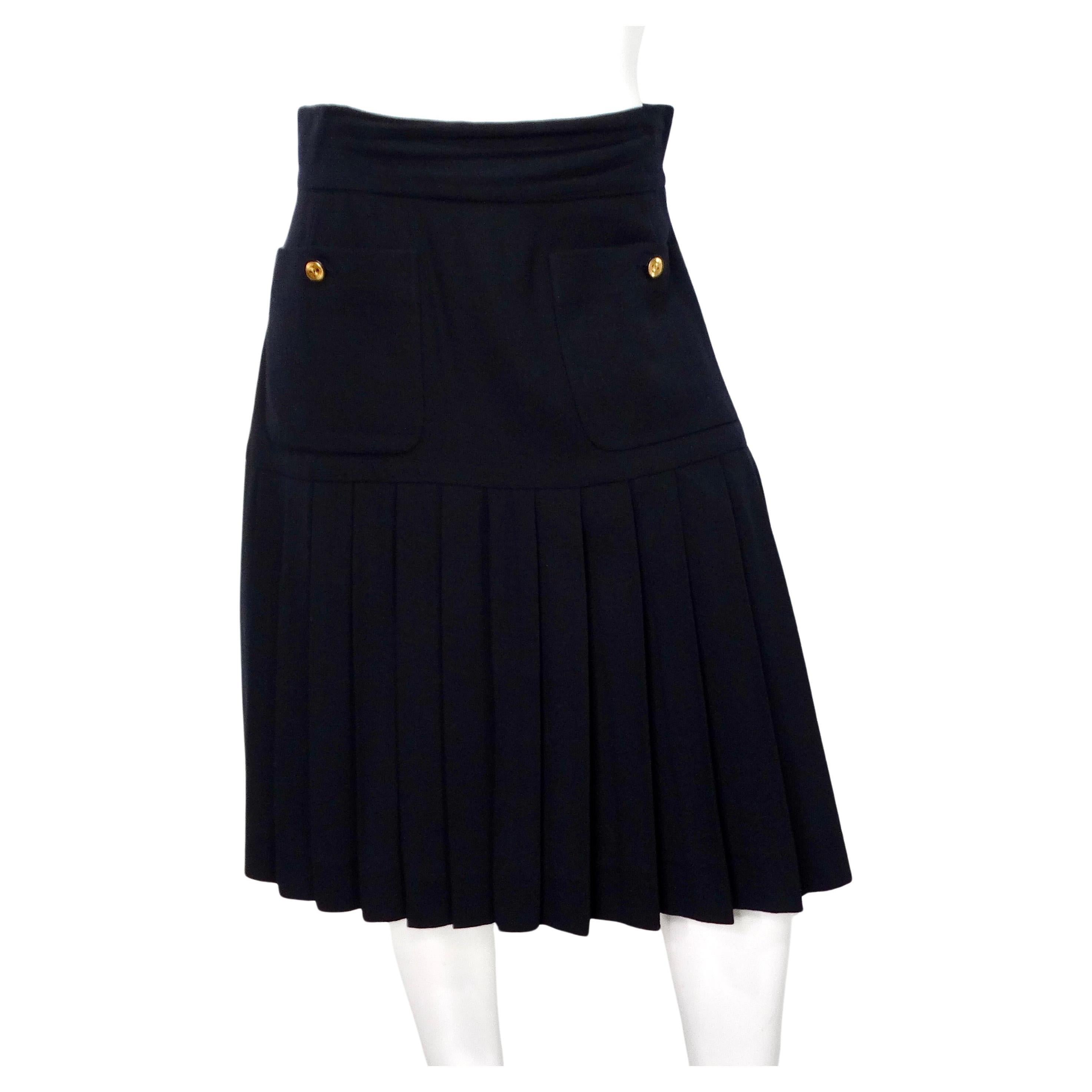 Chanel Falda Midi Plisada Negra Con Abertura circa años 80 en venta