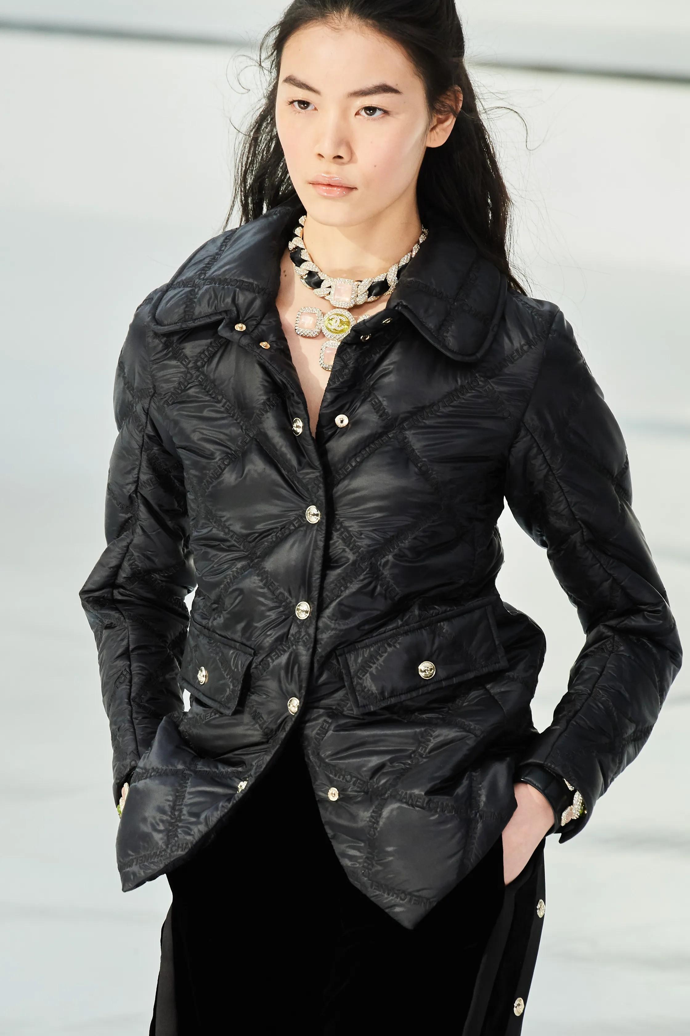 CHANEL noir polyamide 20K LOGO QUILTED PUFFER Veste 40 M en vente 6