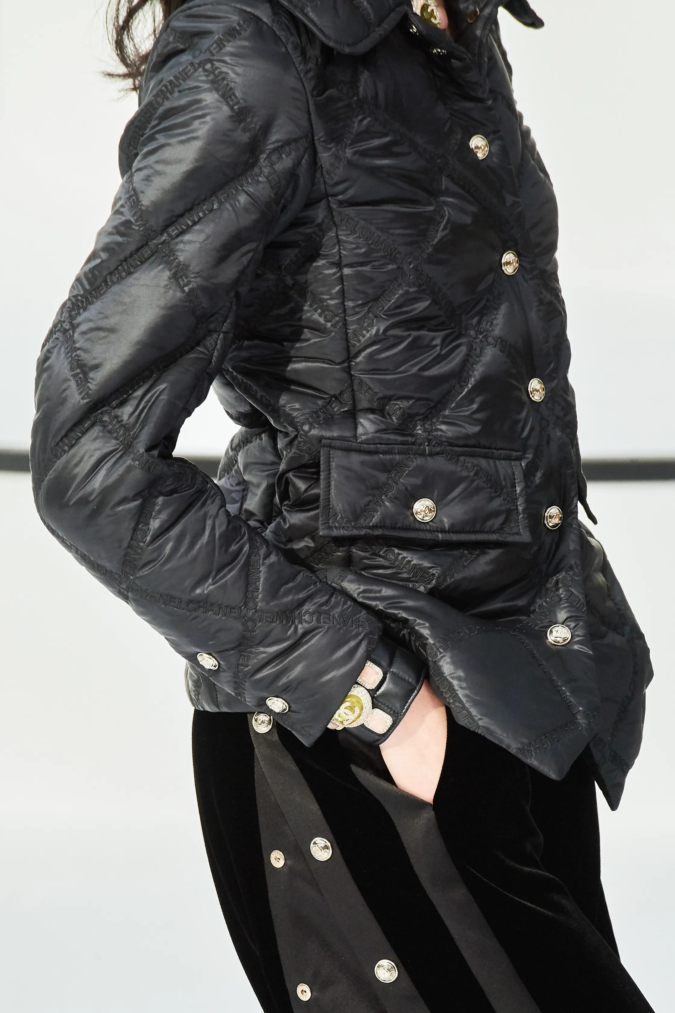 CHANEL noir polyamide 20K LOGO QUILTED PUFFER Veste 40 M en vente 7