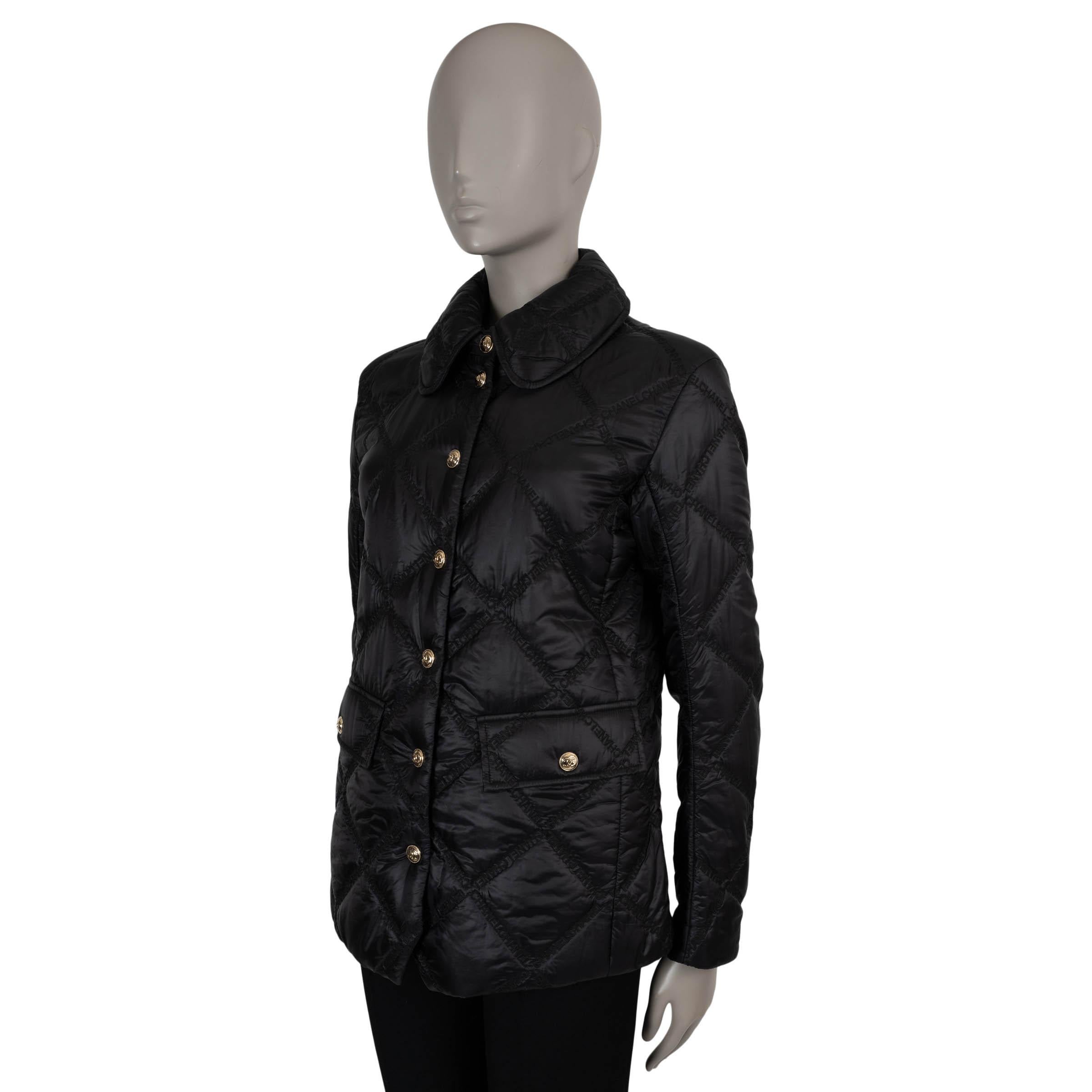 Cette veste polaire 100% authentique de Chanel en polyester (40%), polyamide (35%), soie (24%) et viscose (7%) noir est une pièce légère qui ne manque pas d'allure. Conçu avec une silhouette ajustée et plus longue, il présente des broderies CHANEL