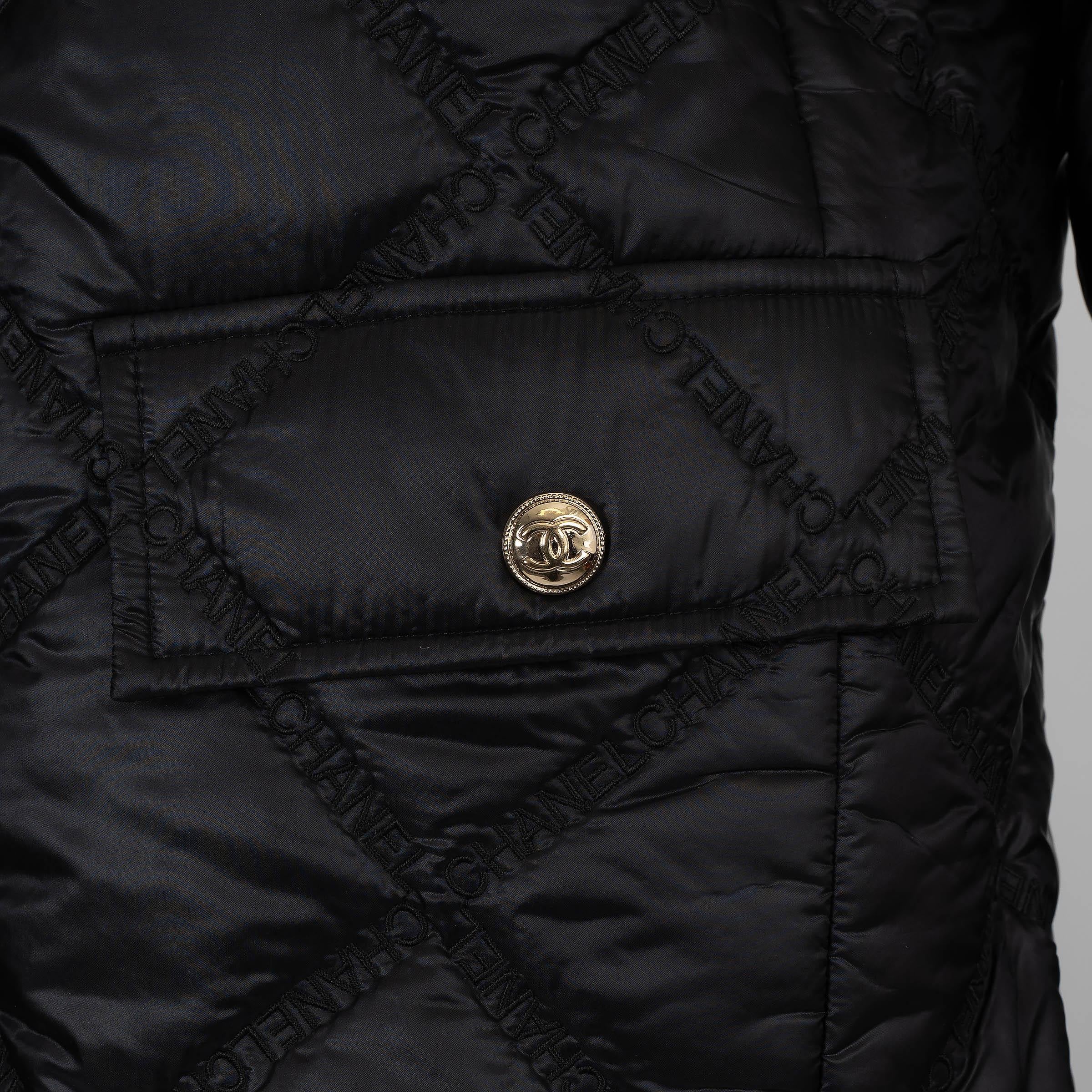 CHANEL noir polyamide 20K LOGO QUILTED PUFFER Veste 40 M en vente 2