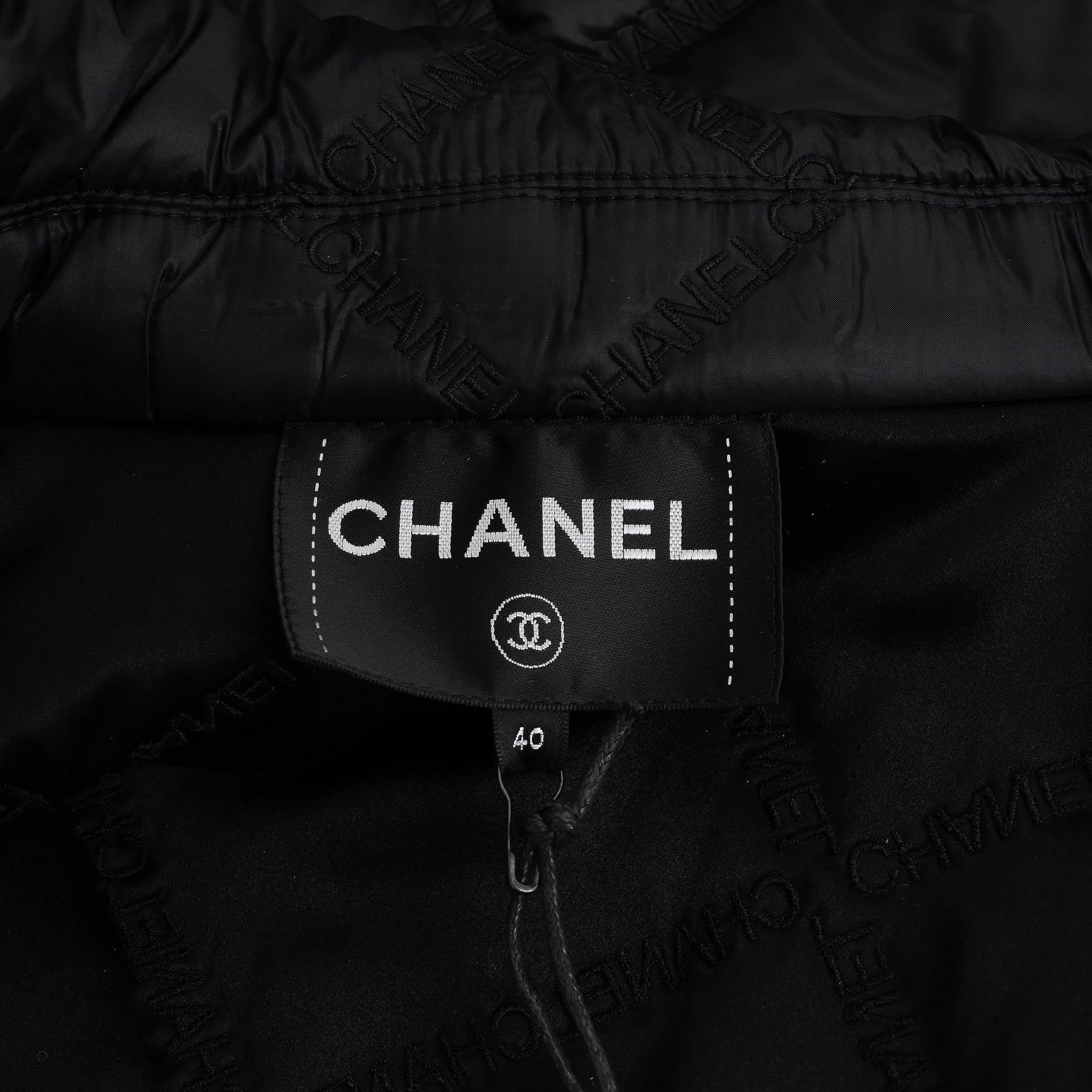 CHANEL noir polyamide 20K LOGO QUILTED PUFFER Veste 40 M en vente 3
