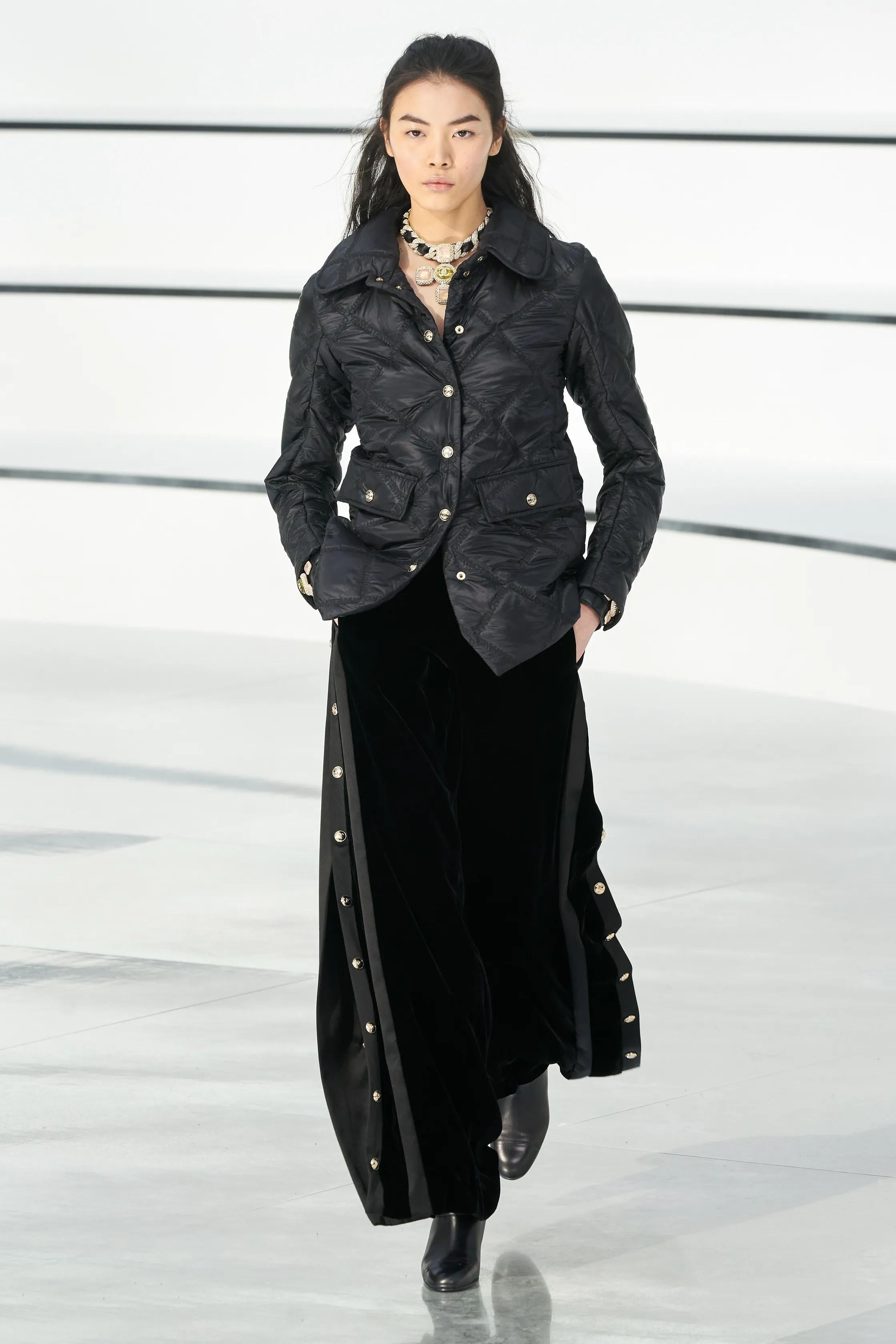 CHANEL noir polyamide 20K LOGO QUILTED PUFFER Veste 40 M en vente 5