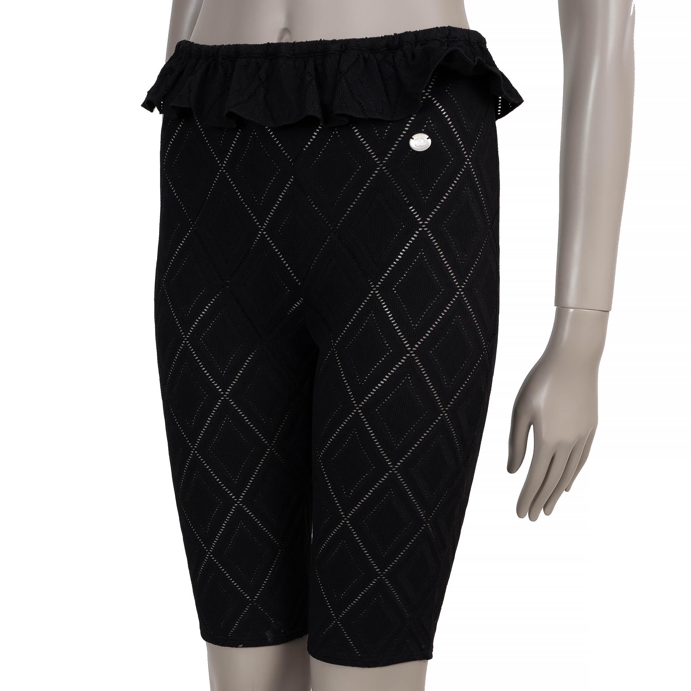 Estos shorts moteros 100% auténticos de Chanel están confeccionados en poliamida negra con un 4% de poliuretano (ten en cuenta que falta la etiqueta de contenido) y presentan un delicado punto de rombos que combina un toque deportivo con detalles