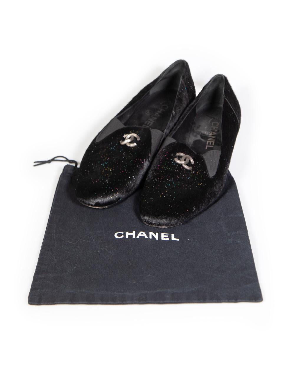 Chanel - Mocassins à paillettes CC en poils de poney noirs, taille IT 38,5 en vente 2