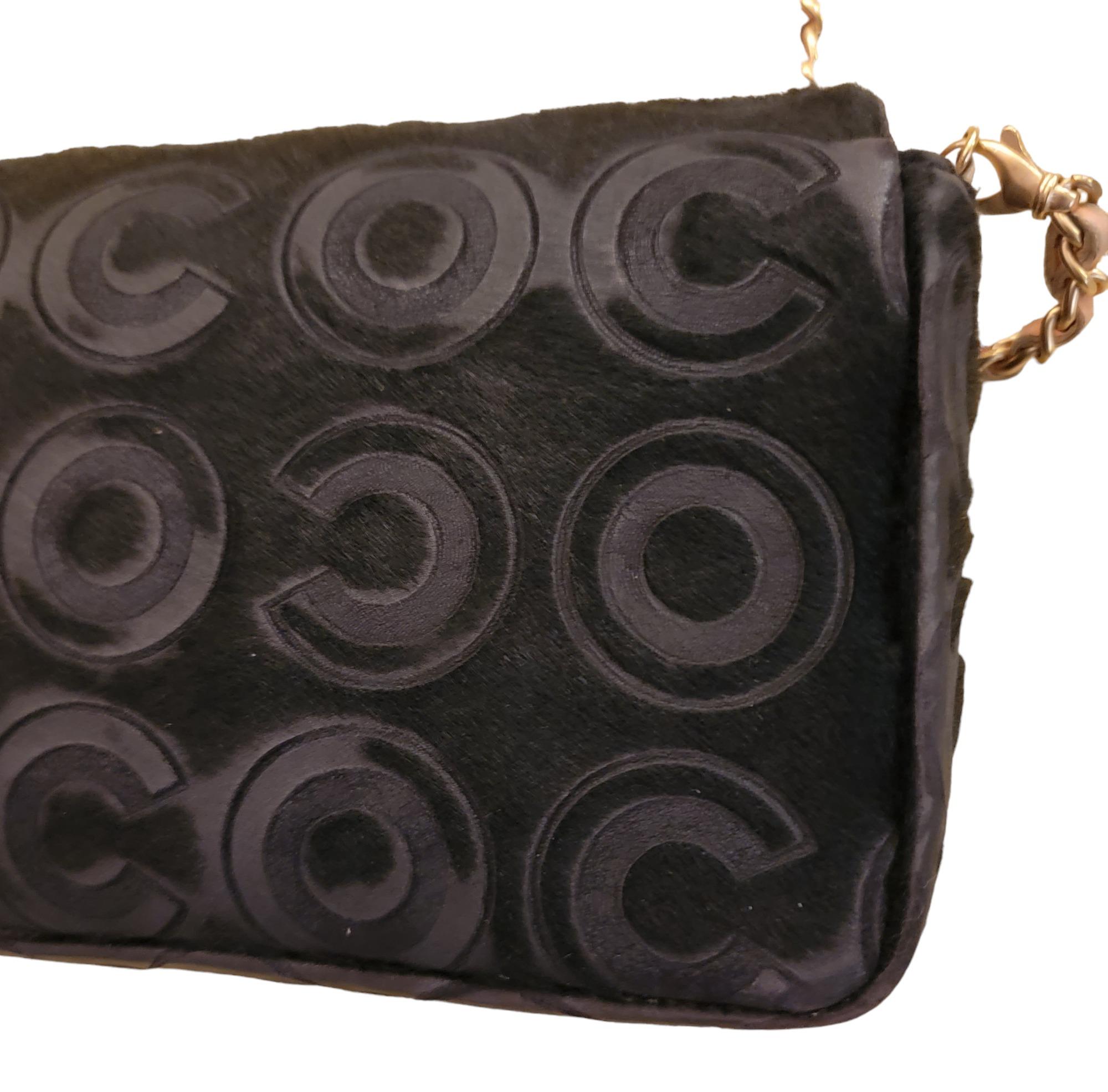 Chanel - Pochette à poignet en cuir noir avec poils de poney Pour femmes en vente