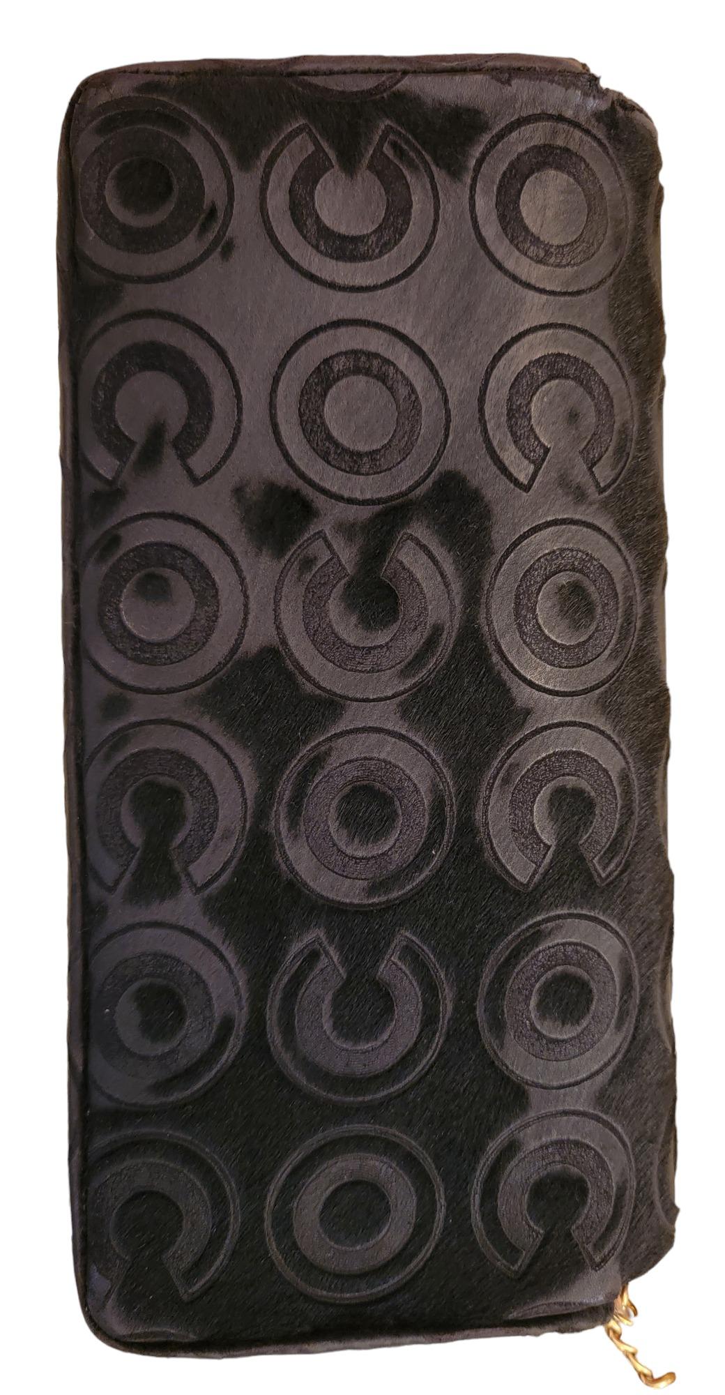 Chanel - Pochette à poignet en cuir noir avec poils de poney en vente 1