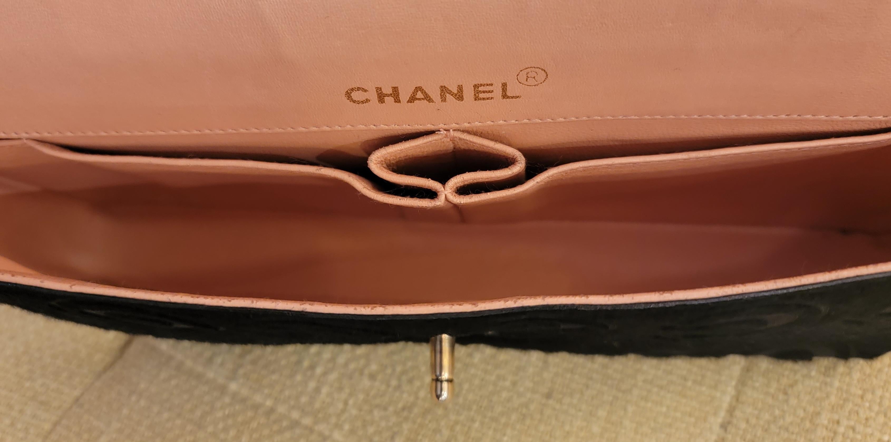 Chanel - Pochette à poignet en cuir noir avec poils de poney en vente 2