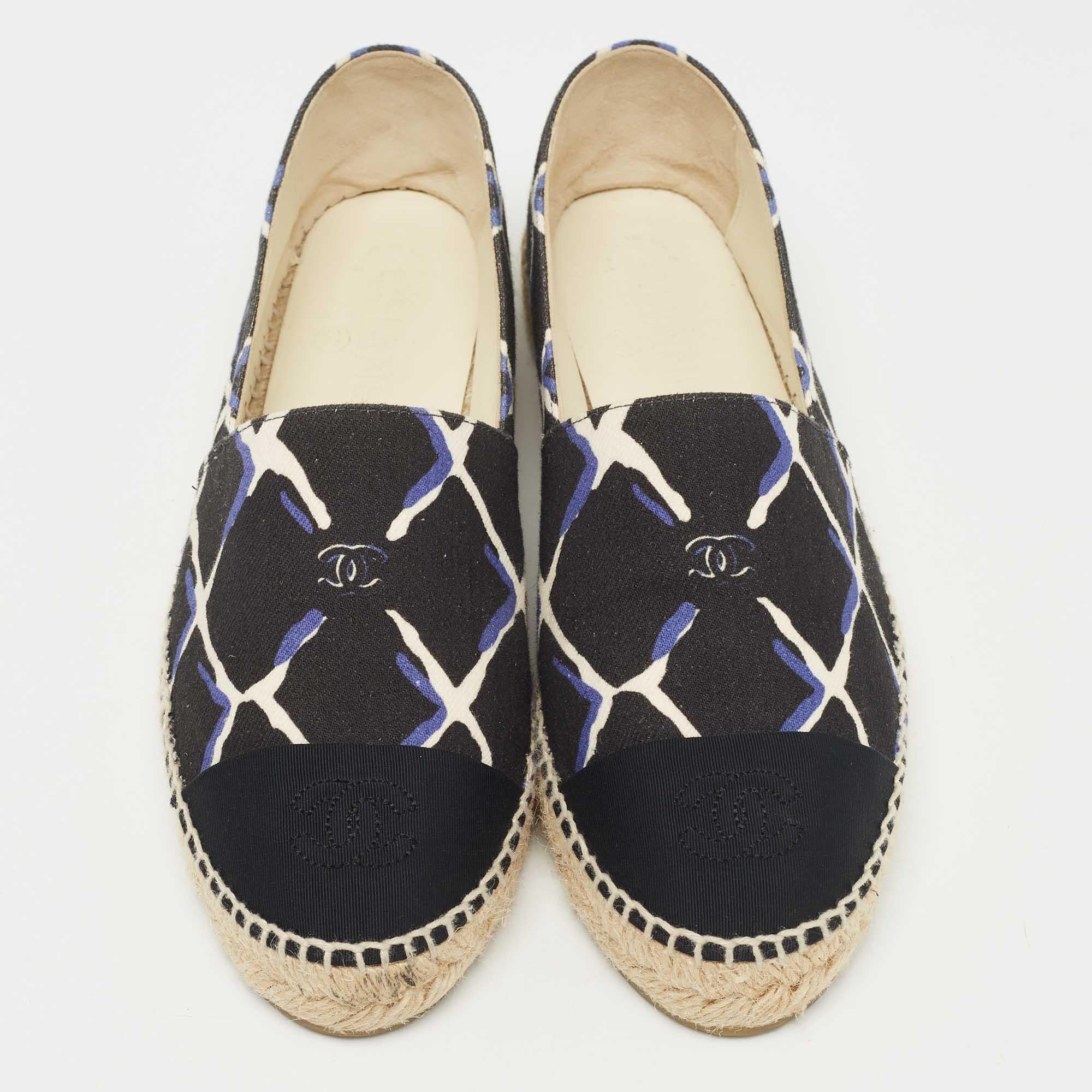 Chanel Black Printed Canvas CC Espadrille Flats Size 38 In Excellent Condition In Dubai, Al Qouz 2
