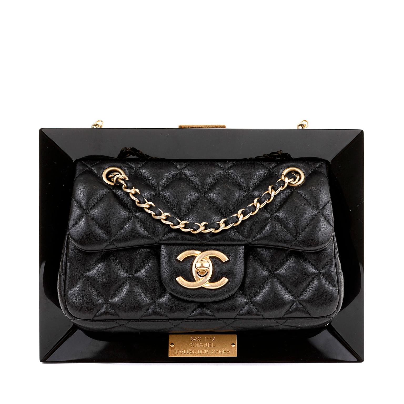 Cet authentique sac à cadre noir de la Collection S Collectional de Chanel est en parfait état.  Considéré comme une pièce de collection Runway extrêmement rare, ce sac Chanel est totalement unique.

Le sac à rabat en peau d'agneau matelassée noire