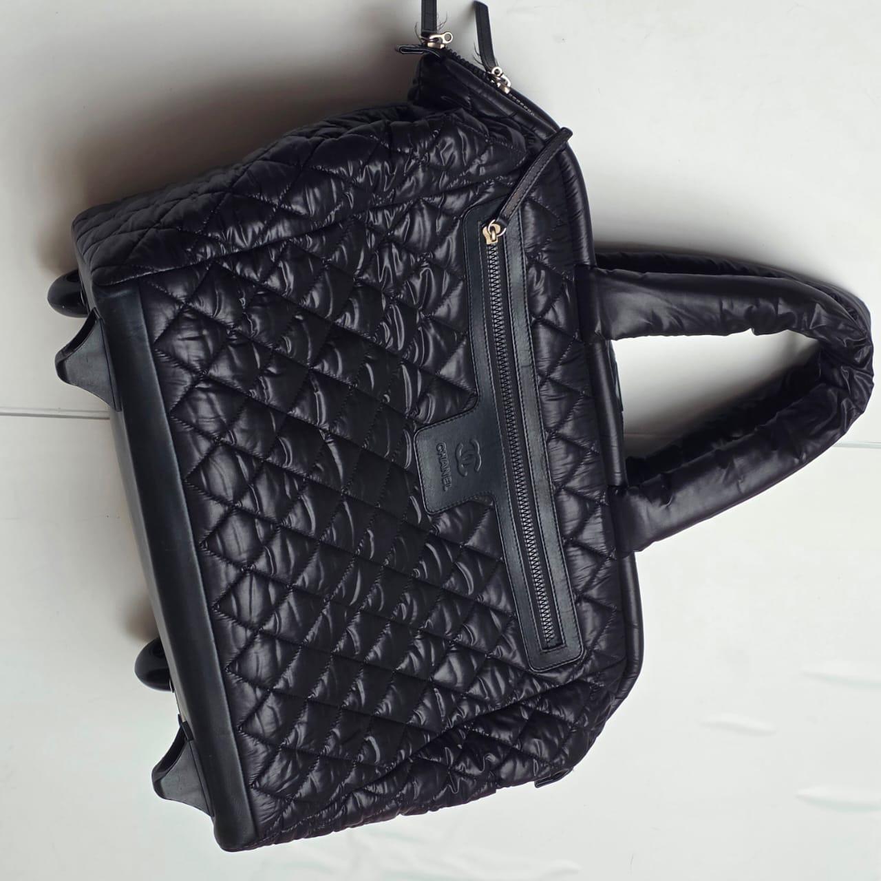 Chanel Schwarzes gepolstertes Cocoon 40 Rollendes Reisegepäck im Angebot 6