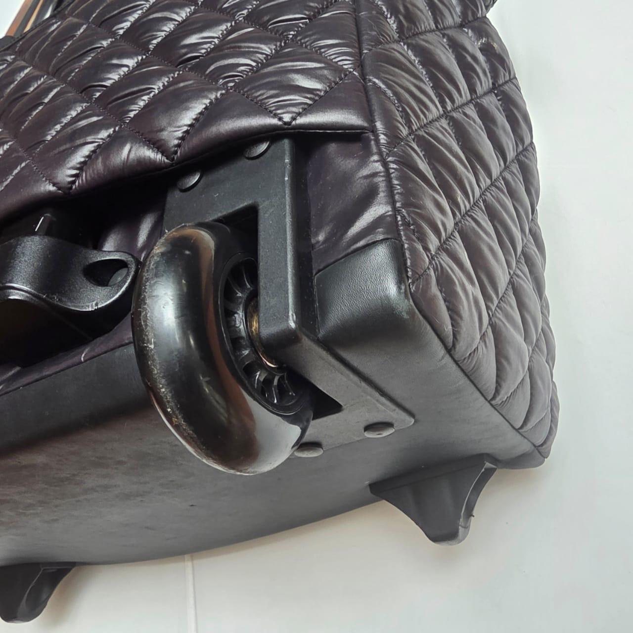 Chanel Schwarzes gepolstertes Cocoon 40 Rollendes Reisegepäck im Angebot 7