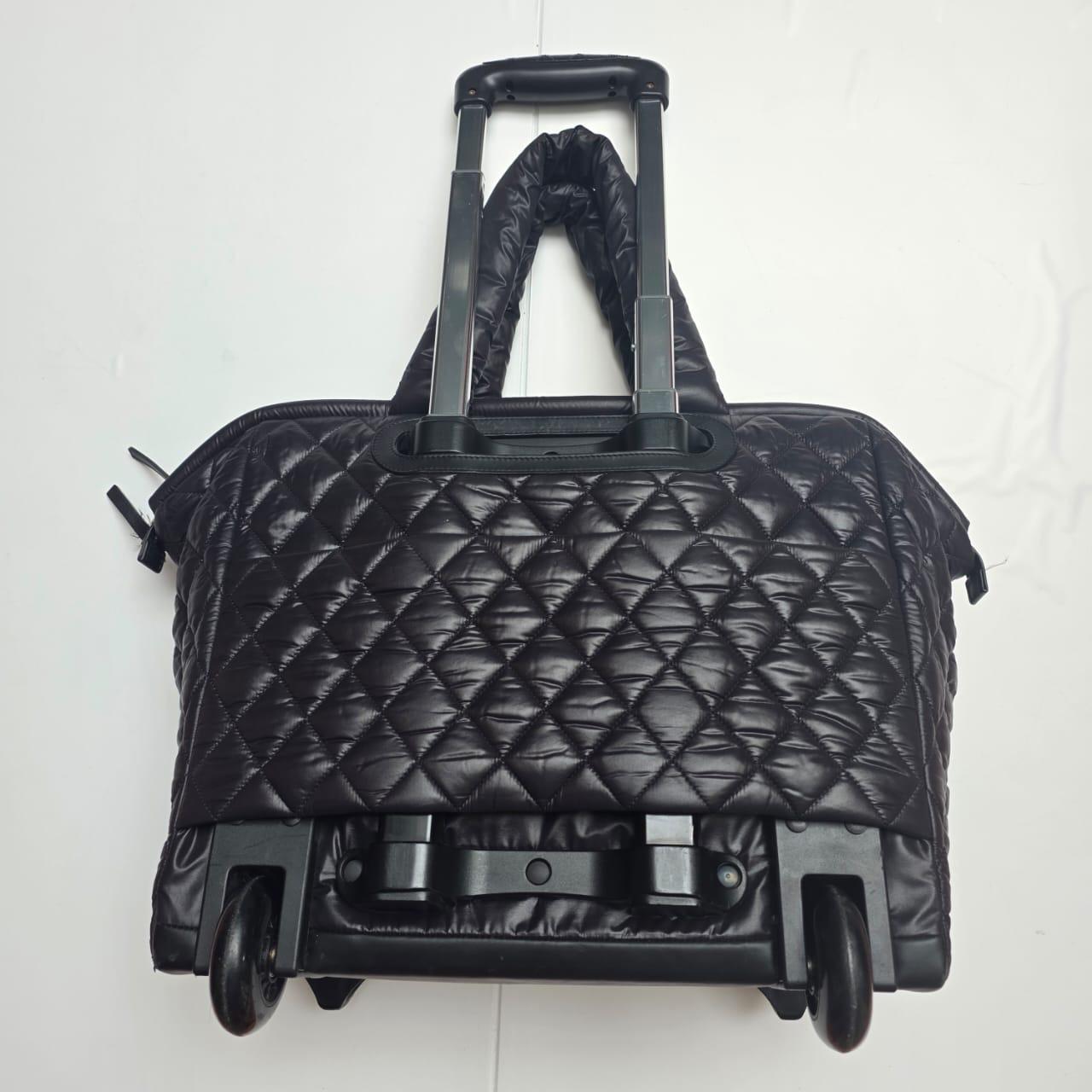 Chanel Schwarzes gepolstertes Cocoon 40 Rollendes Reisegepäck im Angebot 8