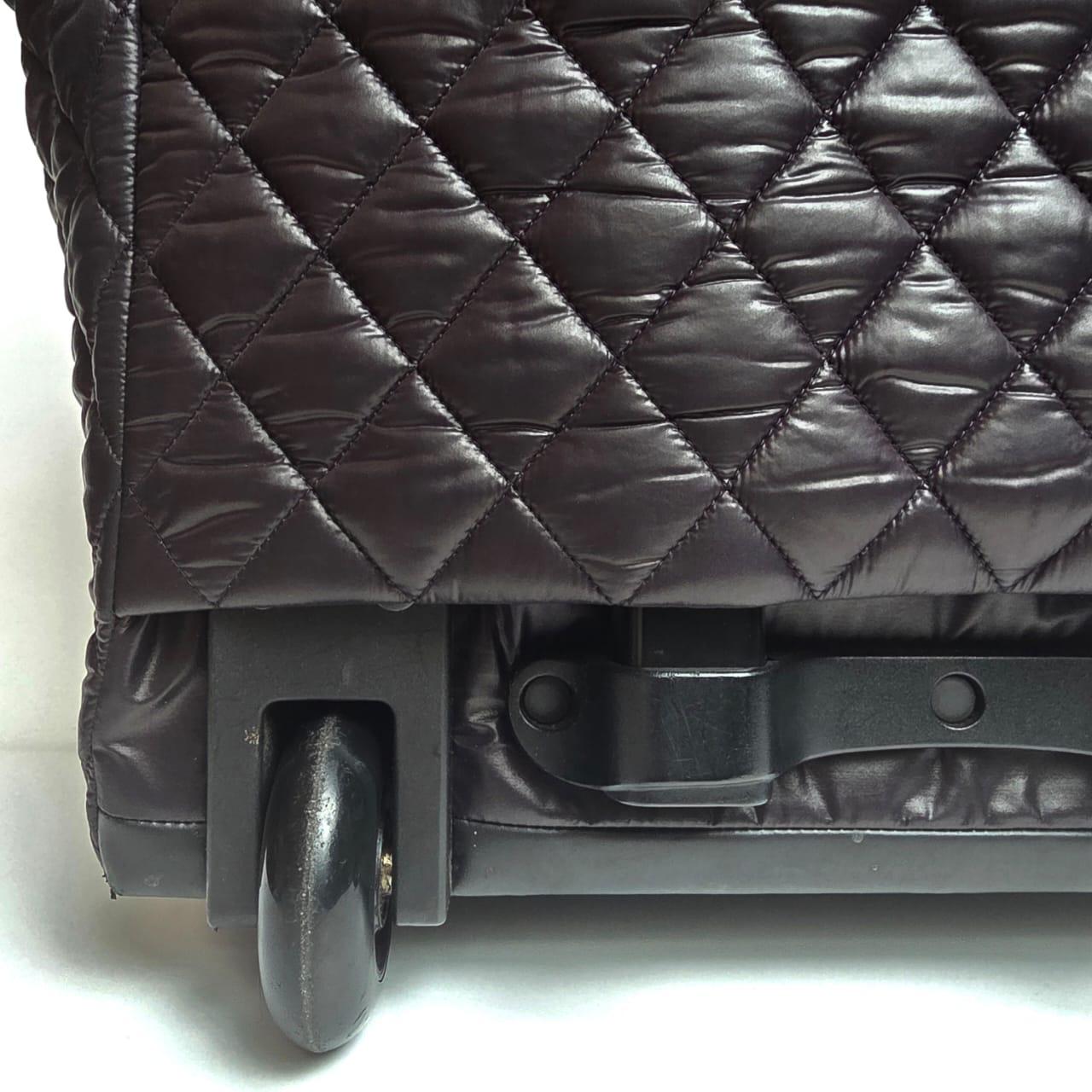 Chanel Schwarzes gepolstertes Cocoon 40 Rollendes Reisegepäck im Angebot 11