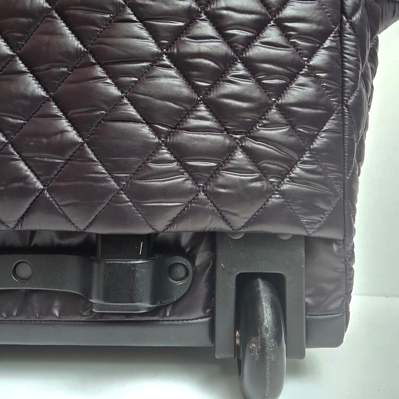 Chanel Schwarzes gepolstertes Cocoon 40 Rollendes Reisegepäck im Angebot 14