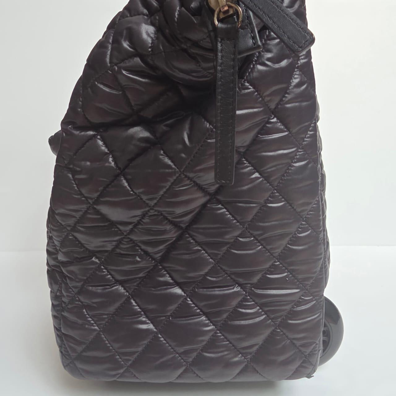 Chanel Schwarzes gepolstertes Cocoon 40 Rollendes Reisegepäck im Angebot 15