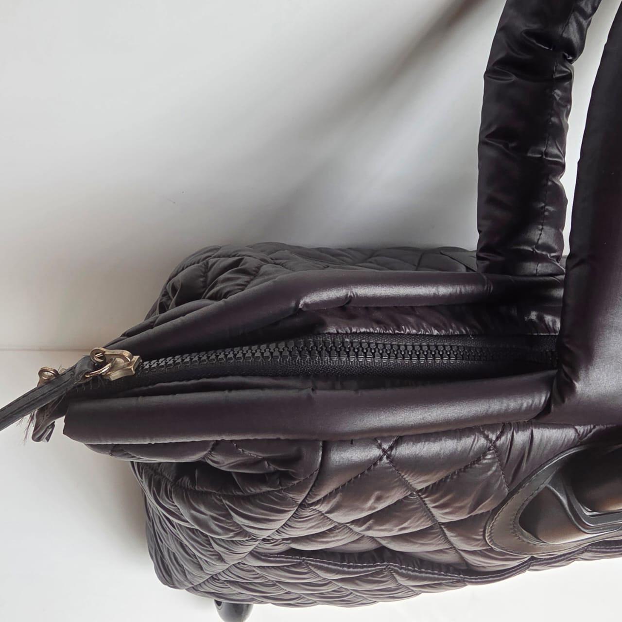 Seltenes Chanel Cocoon gepolstertes Rollgepäck. Einzigartiges Design. Schöner Zustand mit kleinen Schrammen. Geringfügiges Ziehen des Stoffes am Reißverschlussabzieher. Größe 40, passt in die Kabine. Leichte Abreibungen und Gebrauchsspuren im