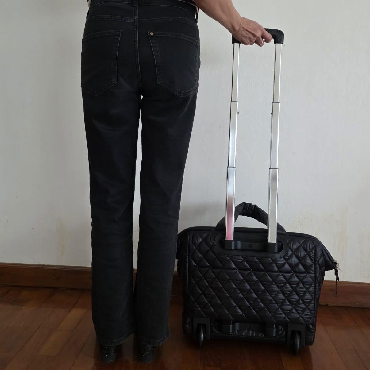 Chanel Schwarzes gepolstertes Cocoon 40 Rollendes Reisegepäck im Angebot 16