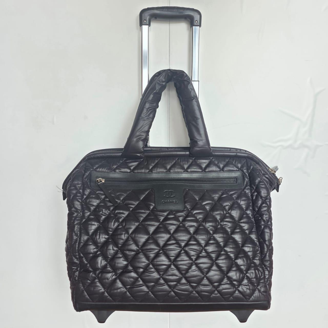 Chanel Schwarzes gepolstertes Cocoon 40 Rollendes Reisegepäck für Damen oder Herren im Angebot