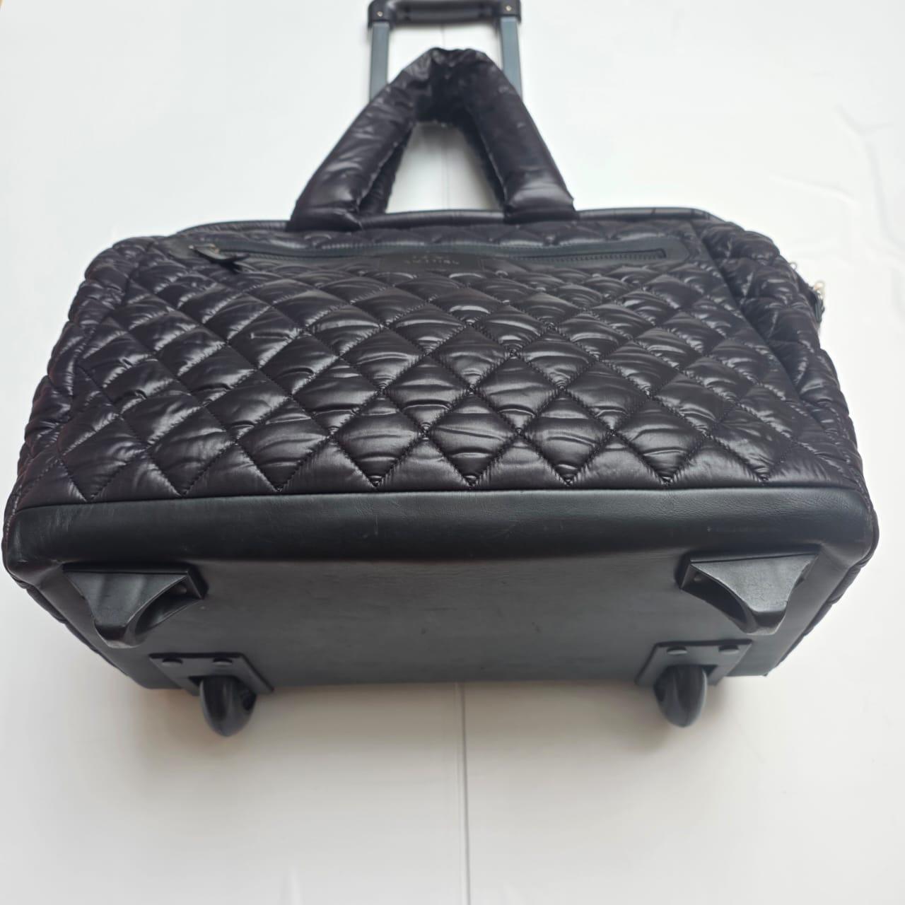 Chanel Schwarzes gepolstertes Cocoon 40 Rollendes Reisegepäck im Angebot 3