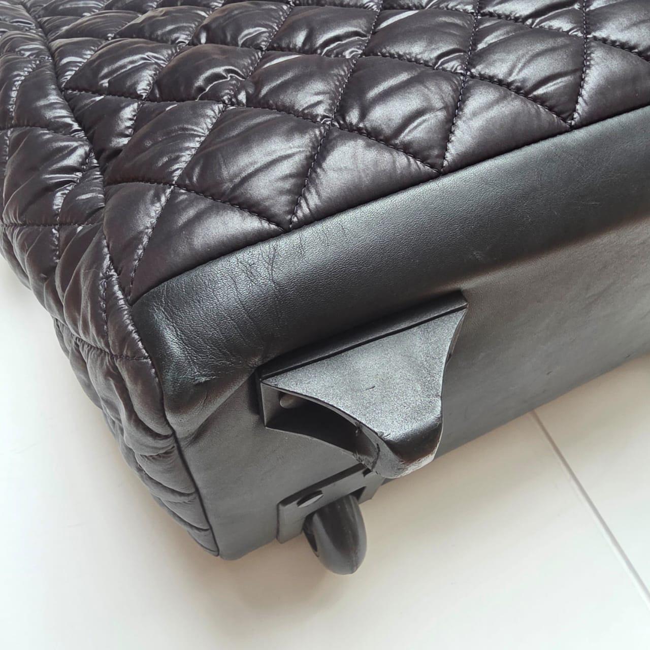Chanel Schwarzes gepolstertes Cocoon 40 Rollendes Reisegepäck im Angebot 4