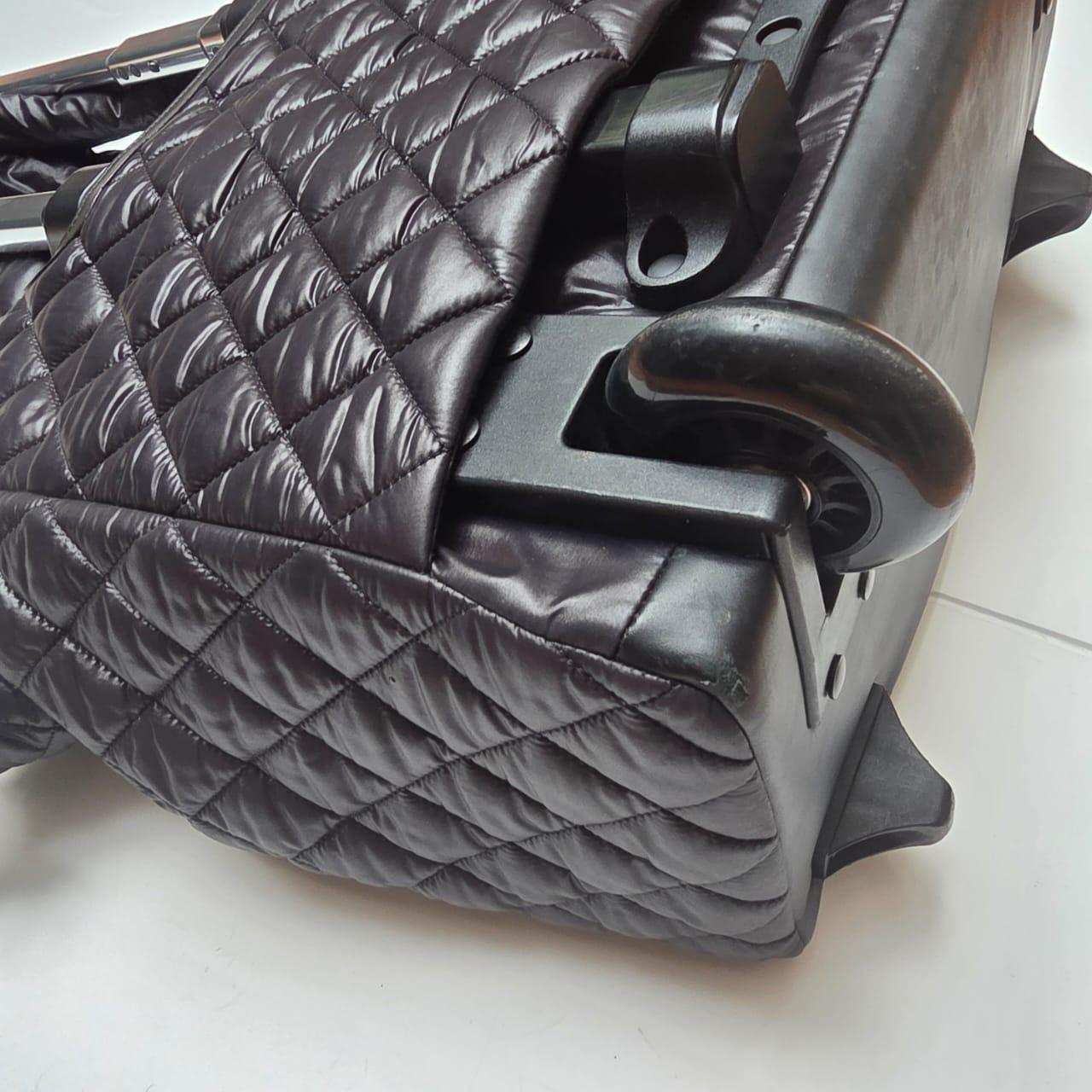 Chanel Schwarzes gepolstertes Cocoon 40 Rollendes Reisegepäck im Angebot 5