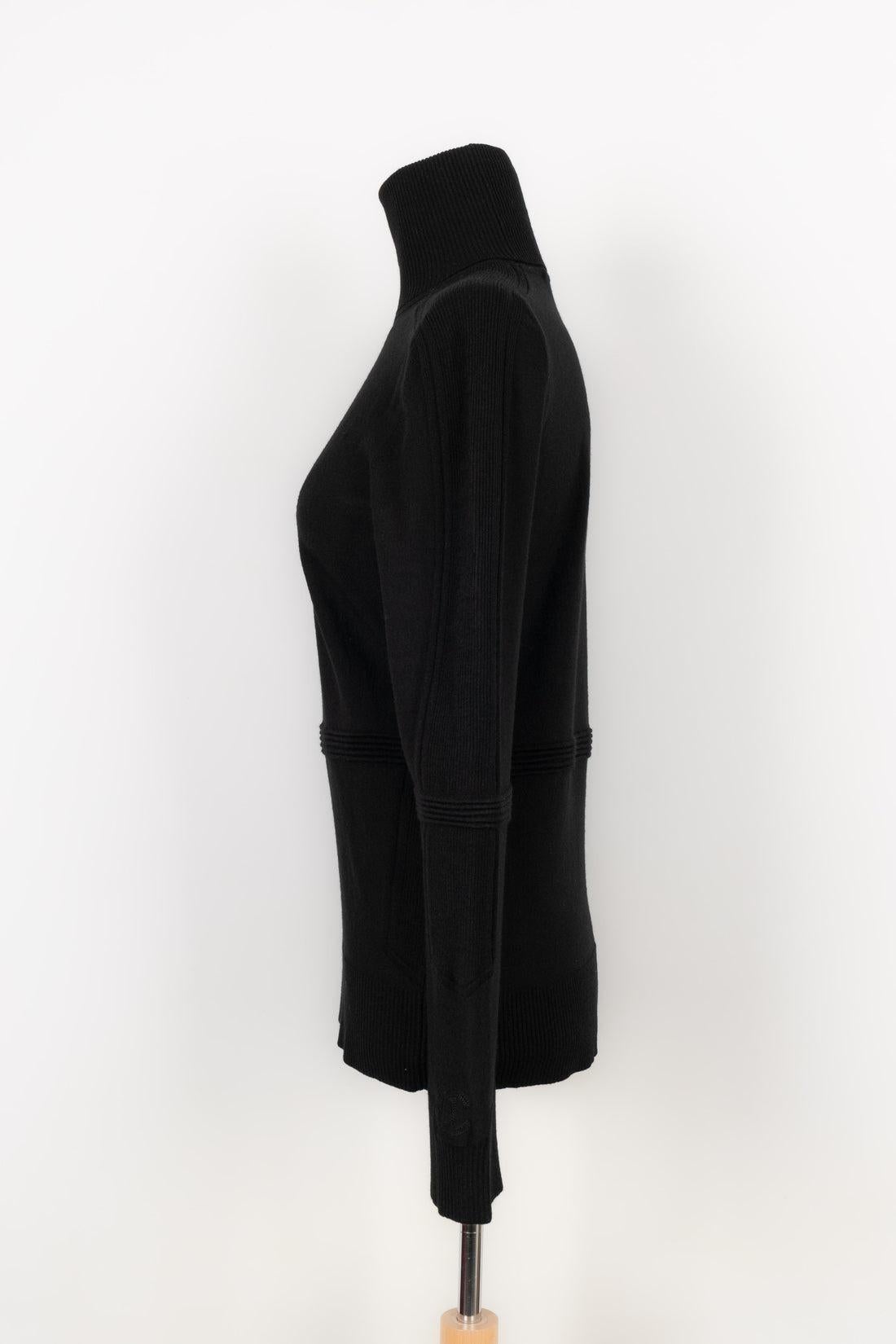 Chanel -Black wool turtleneck pullover. No size indicated, it fits a 38FR.

Additional Information:
Condition: Very good condition
Dimensions: Shoulder width: 40 cm - Chest: 43 cm - Sleeve length: 64 cm - Length: 64 cm

Seller Reference: FH161 