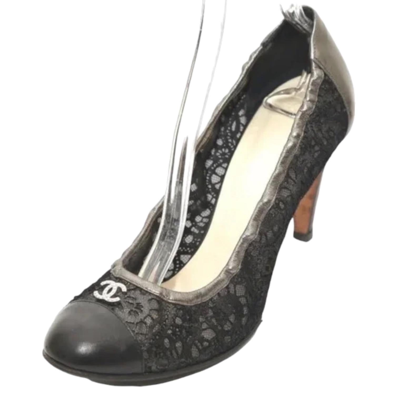 CHANEL Black Pumps Gunmetal Stretch CC Pearls Heels Leather Brocade Sz 40 In Fair Condition For Sale In Hollywood, FL