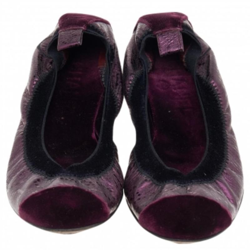 Presume de estilo con estas preciosas bailarinas de piel y puntera de ante. Estas bailarinas forradas de piel se presentan en un estilo scrunch. Estas impresionantes bailarinas de Chanel te darán un aspecto elegante y clásico al mismo tiempo.