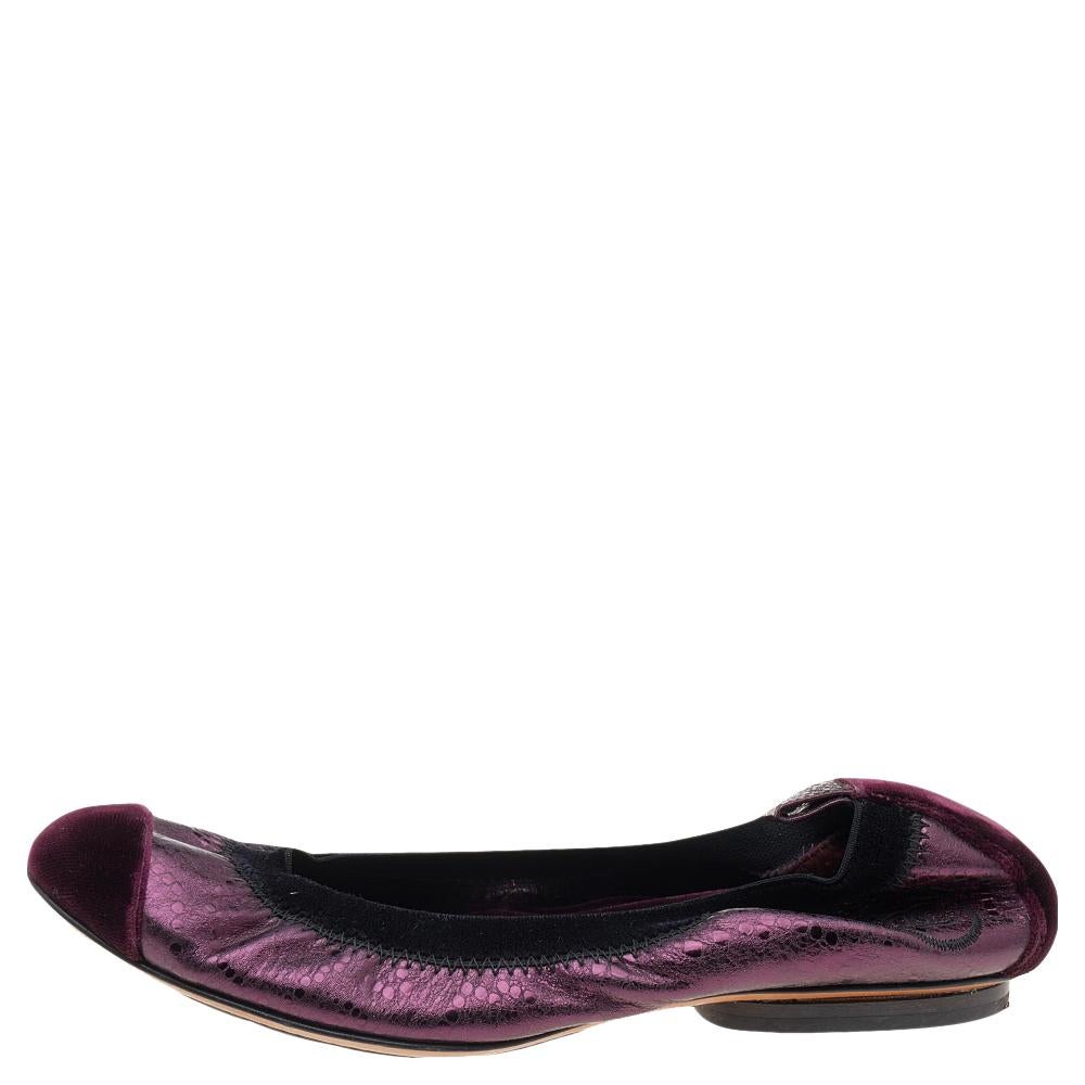 Flaunt style at its best with these beautiful ballet flats made from leather and suede cap toes. These leather-lined flats come in a scrunch style. These stunning ballet flats from Chanel can make you look elegant and classic at the same time.