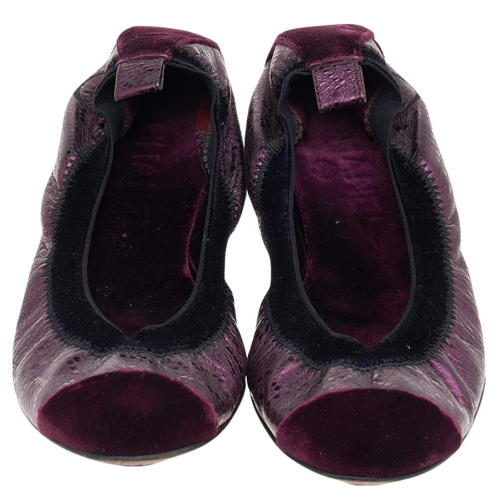 Flaunt style at its best with these beautiful ballet flats made from leather and suede cap toes. These leather-lined flats come in a scrunch style. These stunning ballet flats from Chanel can make you look elegant and classic at the same time.

