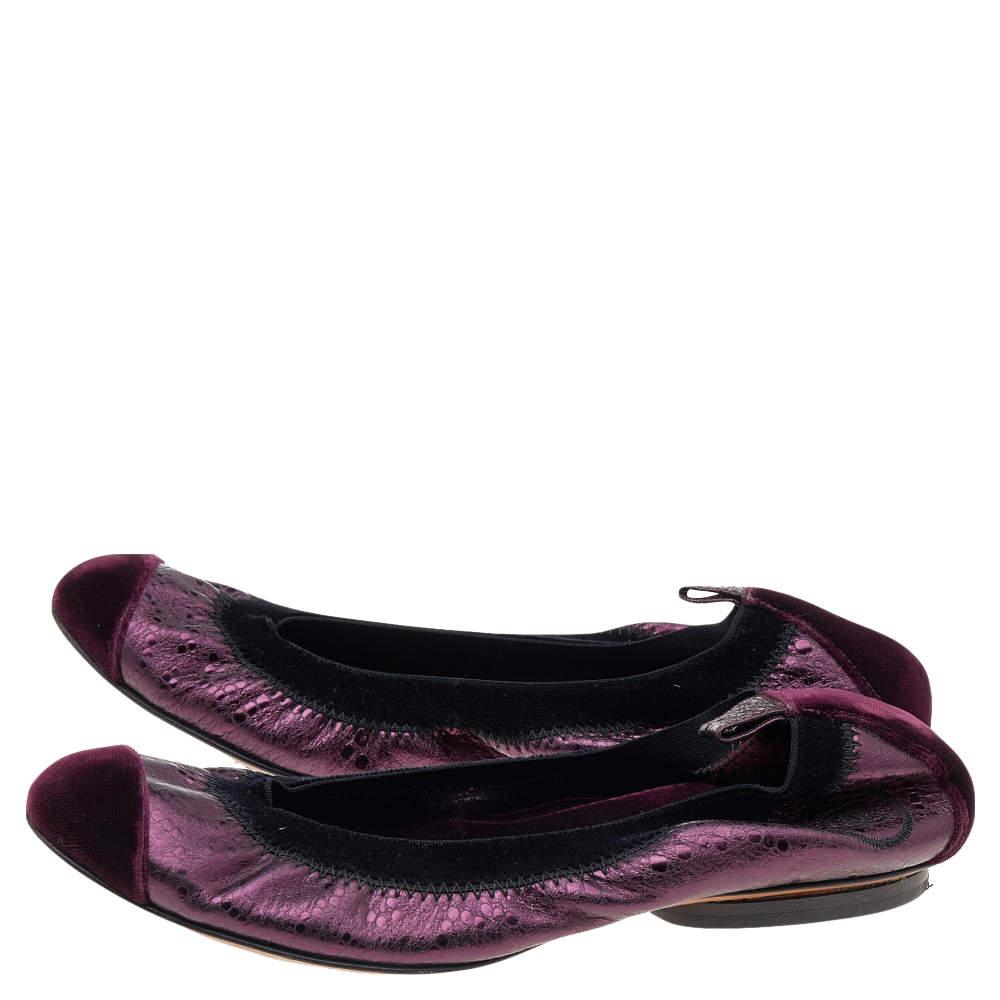 Women's Chanel Black/Purple Velvet and Leather Scrunch CC Cap Toe Ballet Flats Size 34.5 For Sale