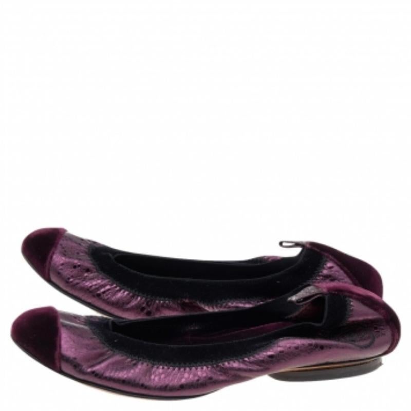 Chanel Negro/Púrpura Terciopelo y Cuero Scrunch CC Cap Toe Bailarinas Tamaño 34.5 en venta 2