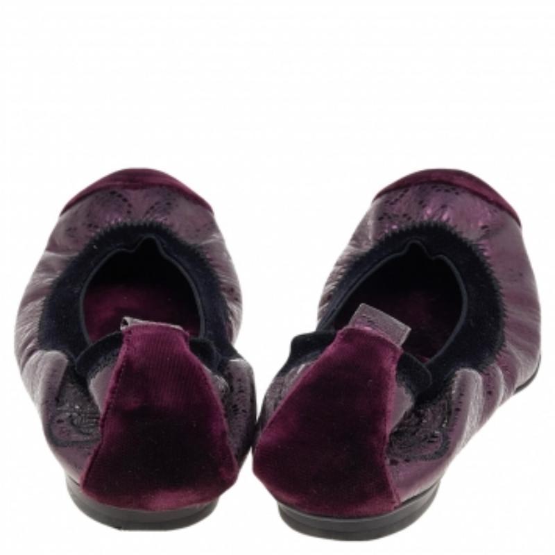 Chanel Negro/Púrpura Terciopelo y Cuero Scrunch CC Cap Toe Bailarinas Tamaño 34.5 en venta 3