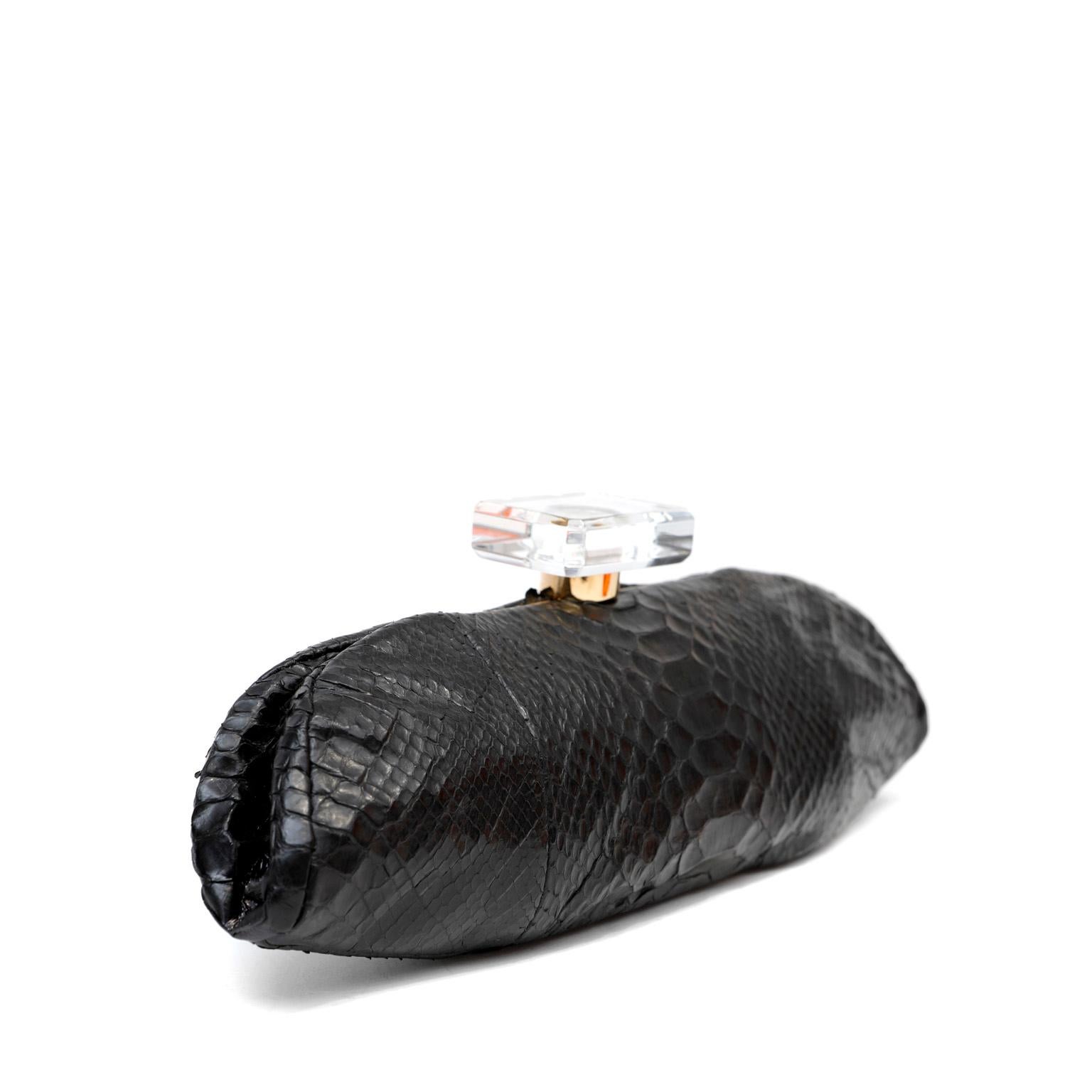 Questa autentica clutch Chanel in pitone nero è in ottime condizioni.  Dal design elegante, questo classico esotico è un'aggiunta intelligente a qualsiasi collezione.  Elegante pitone nero con chiusura superiore a 